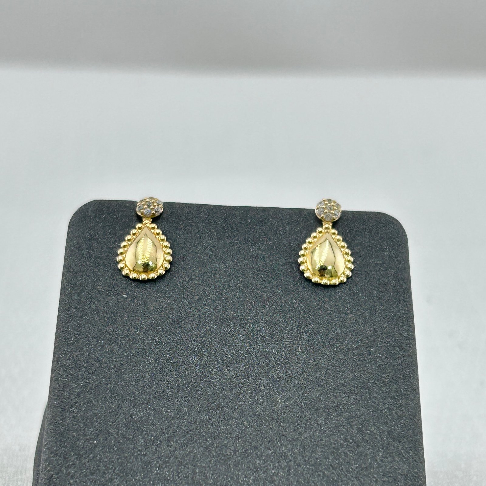 حلق ذهب عيار 18 قطرة ناعمة مرصع بزركون بوزن 0.93 جرام من جولدانا