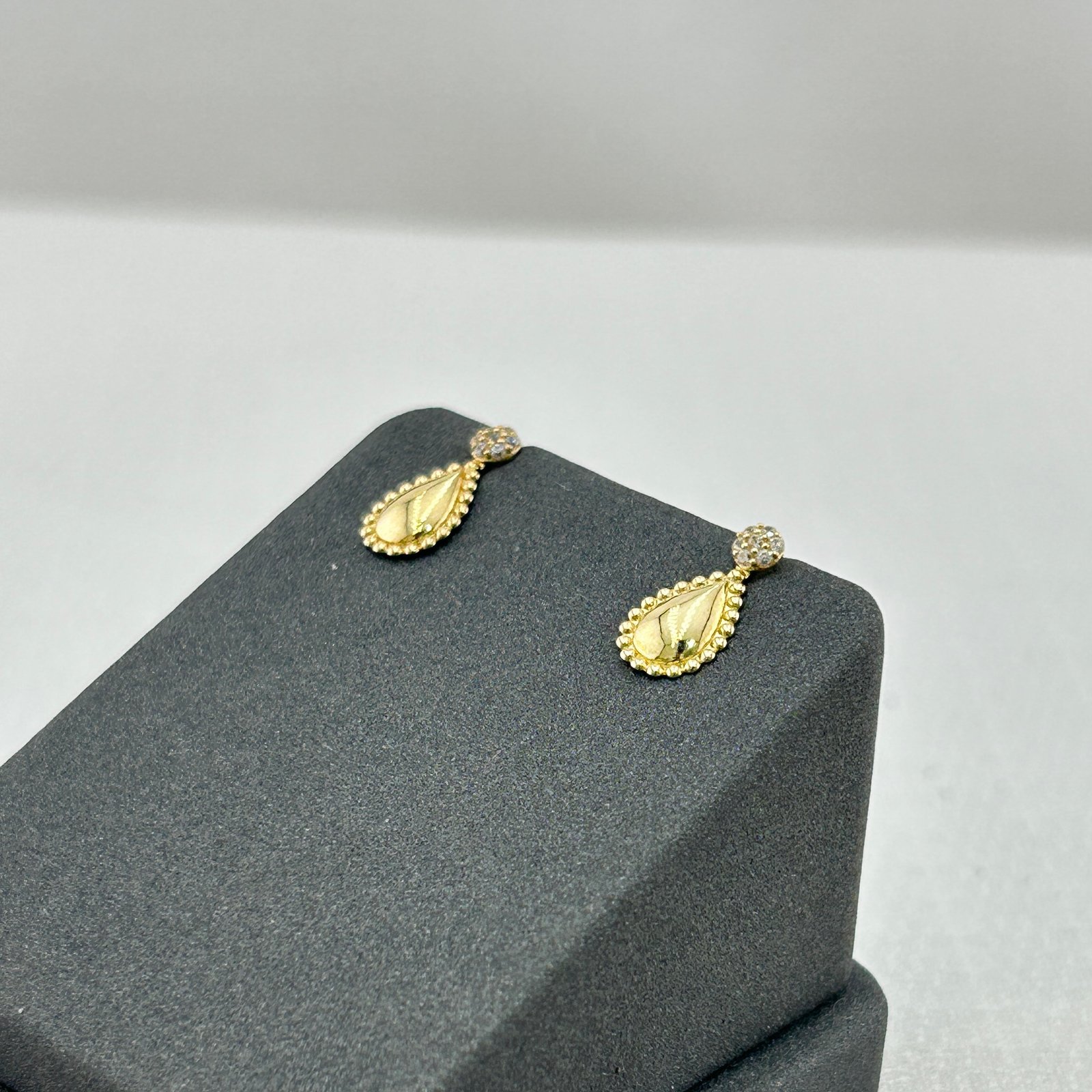 IMG_2270 حلق ذهب عيار 18 قطرة ناعمة مرصع بزركون بوزن 0.93 جرام من جولدانا