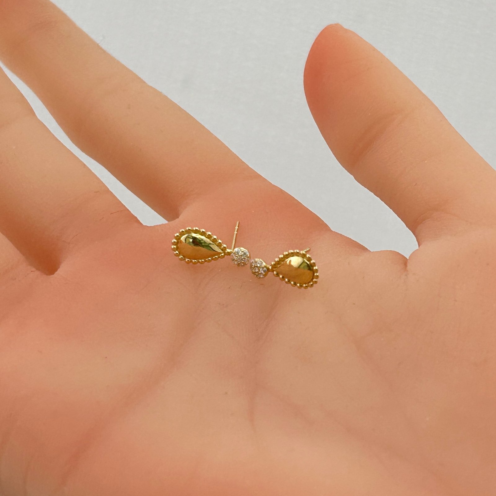 IMG_2271 حلق ذهب عيار 18 قطرة ناعمة مرصع بزركون بوزن 0.93 جرام من جولدانا