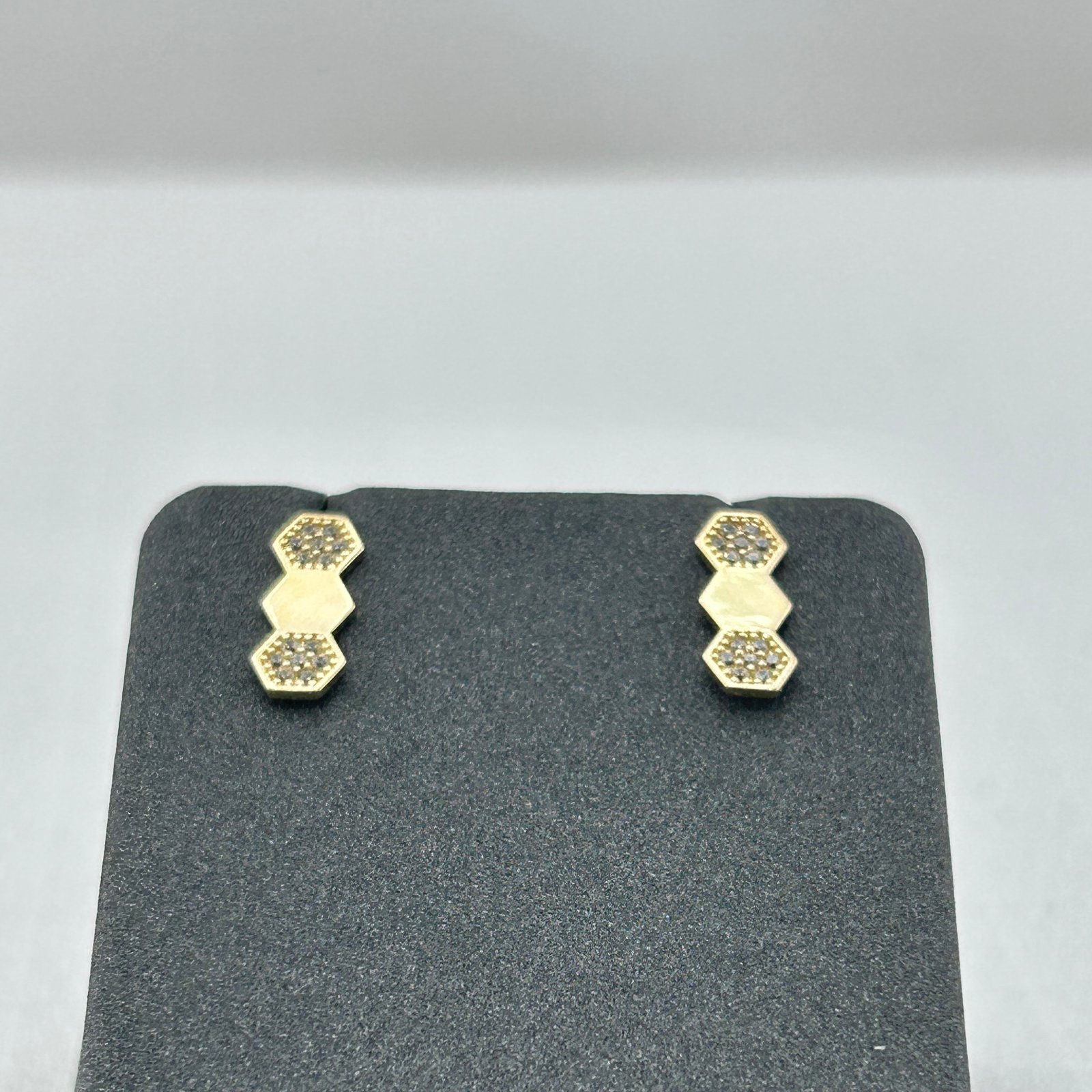 حلق ذهب عيار 18 سداسي عصري هندسي بوزن 0.93 جرام من جولدانا