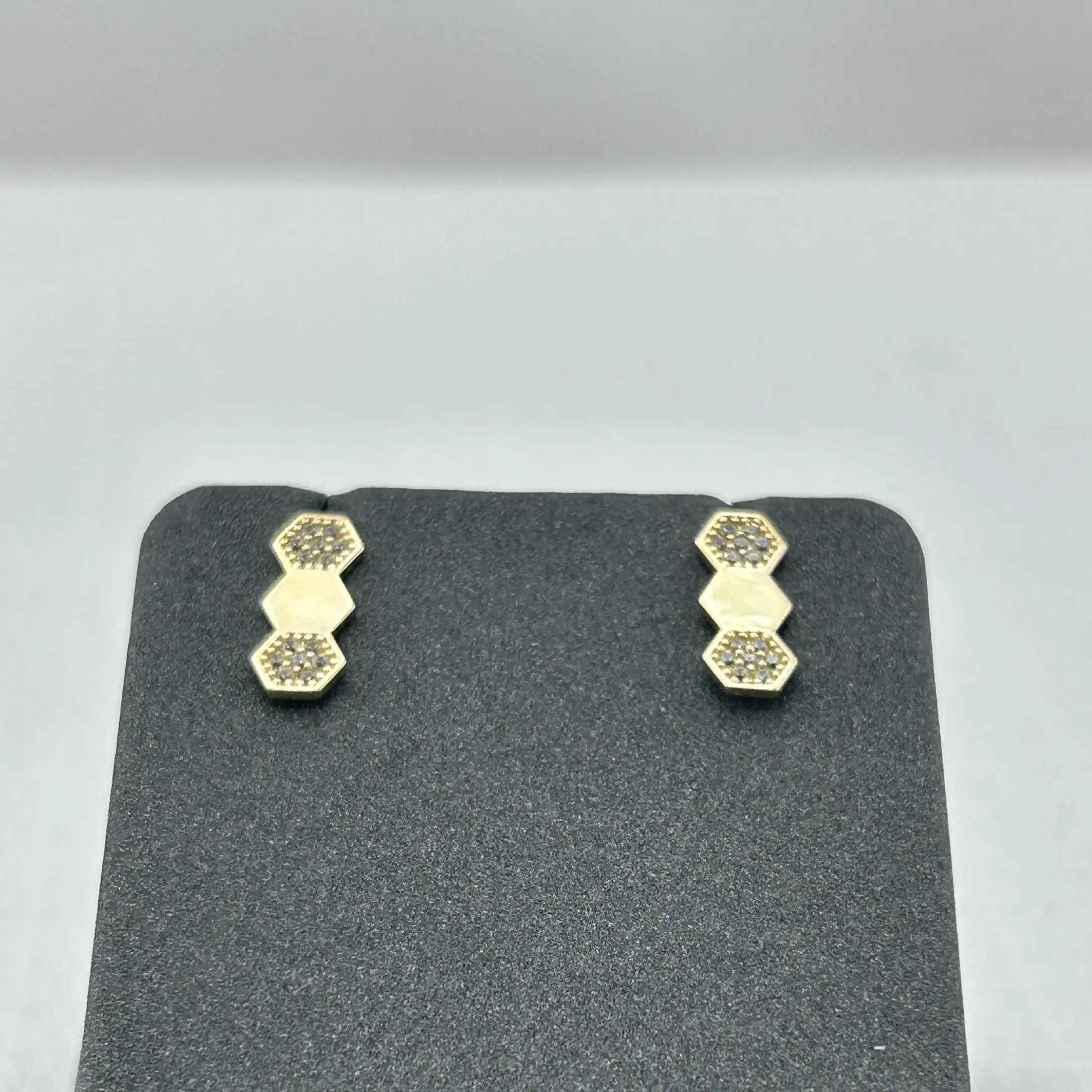 حلق ذهب عيار 18 سداسي عصري هندسي بوزن 0.93 جرام من جولدانا