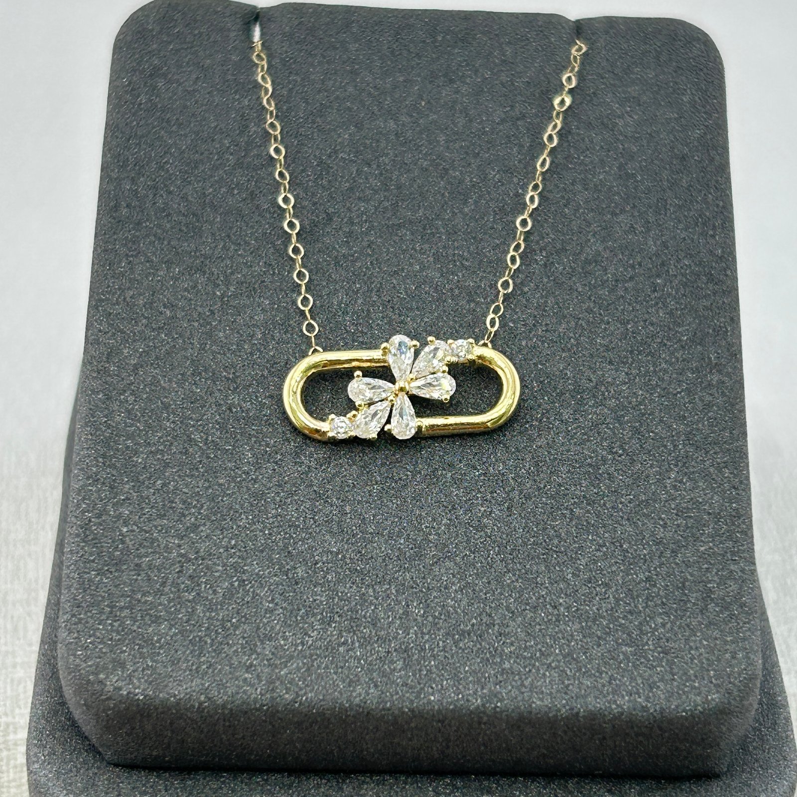 تعليقة ذهب عيار 18 بتصميم زهرة زركون داخل حلقة من جولدانا