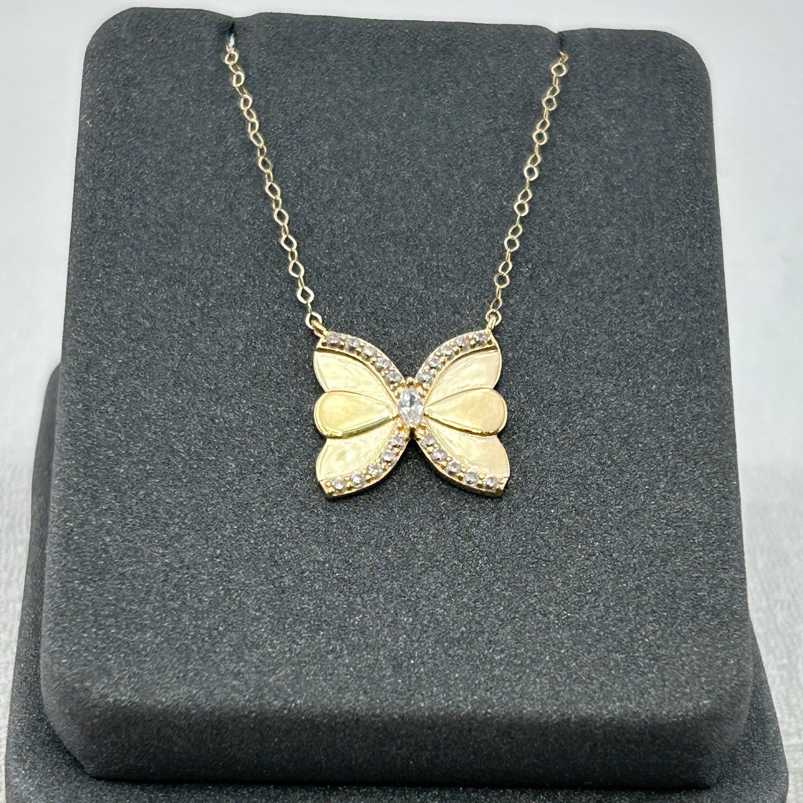 تعليقة ذهب عيار 18 بتصميم فراشة لامعة مزينة بزركون من جولدانا