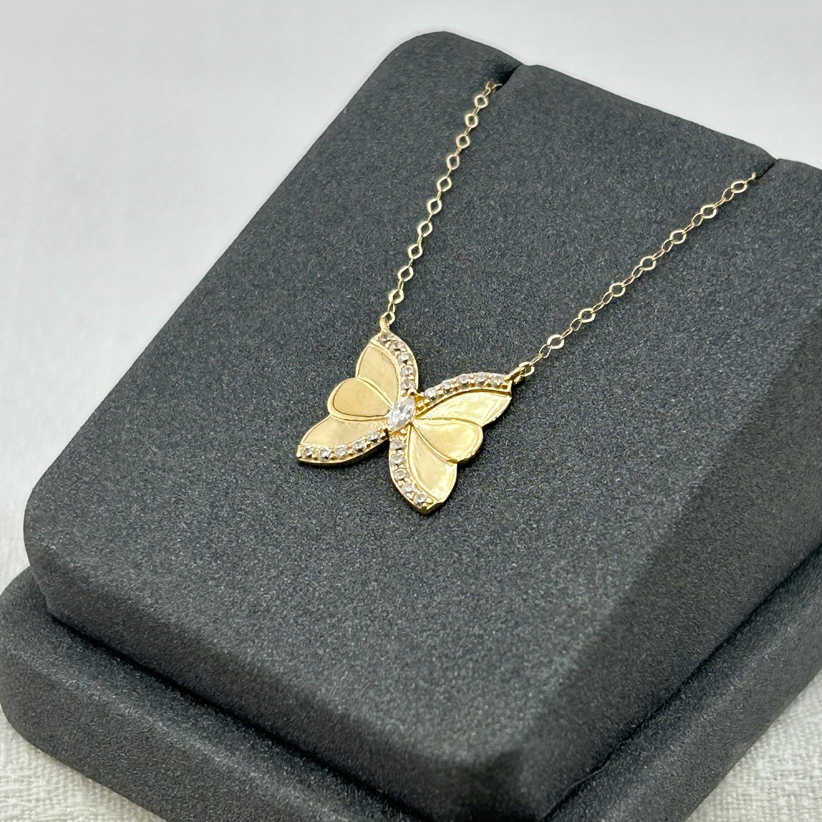 IMG_2297 تعليقة ذهب عيار 18 بتصميم فراشة لامعة مزينة بزركون من جولدانا