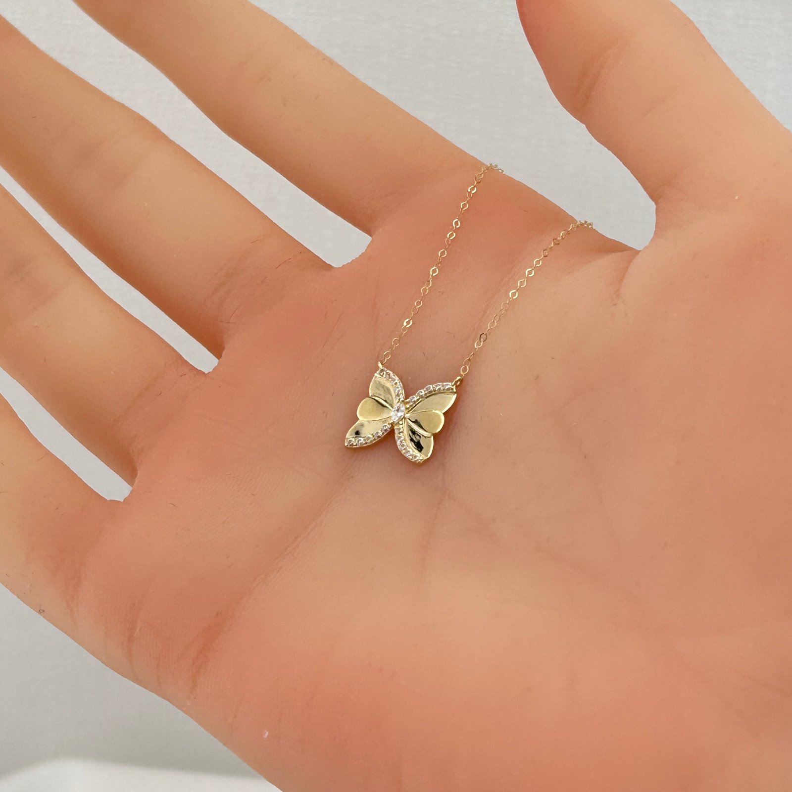 IMG_2298 تعليقة ذهب عيار 18 بتصميم فراشة لامعة مزينة بزركون من جولدانا