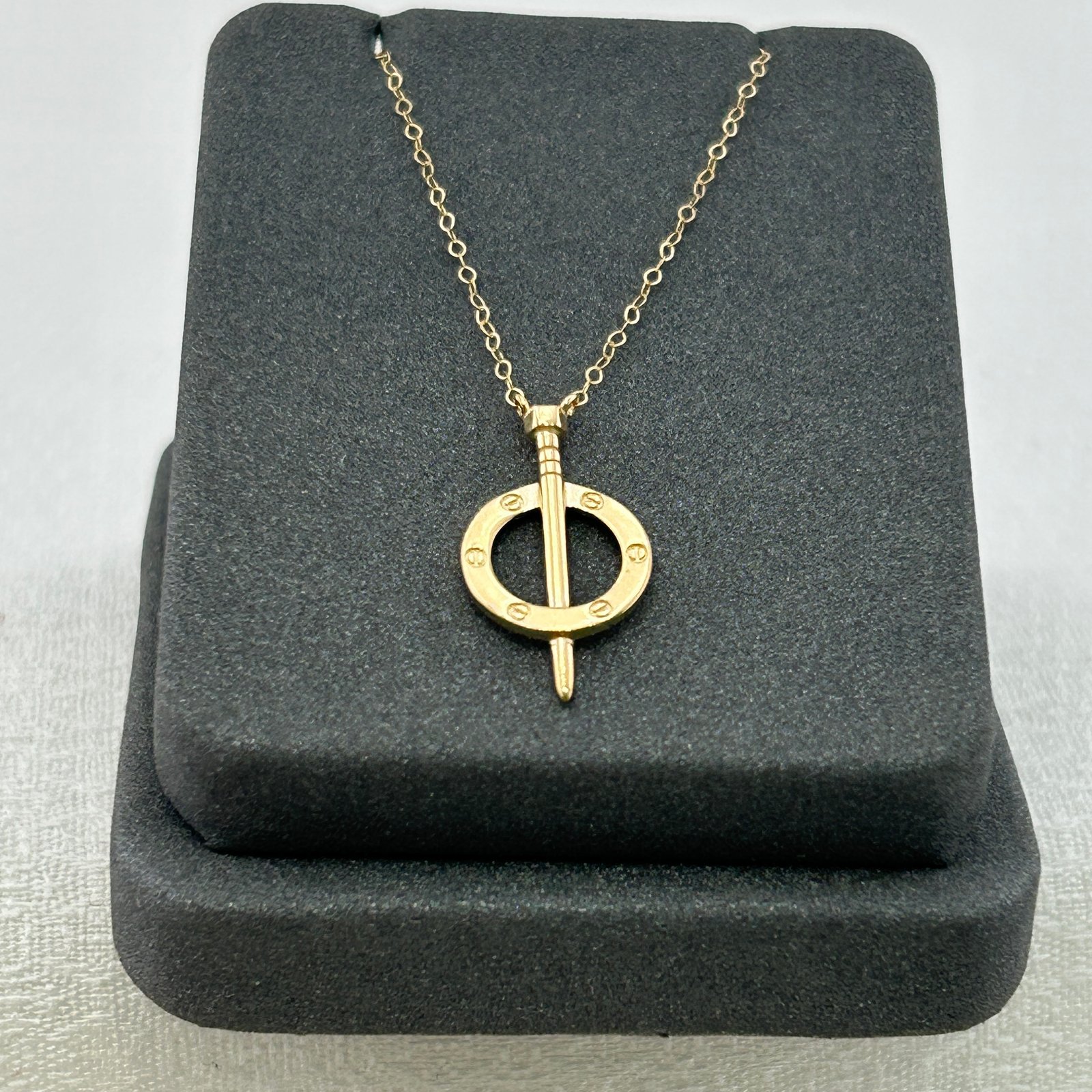 تعليقة ذهب عيار 18 بدائرة وسهم ذهبي أنيق من جولدانا