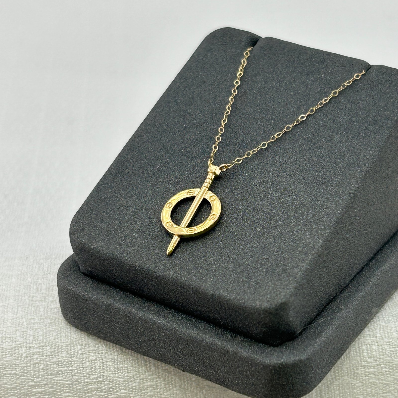 IMG_2301 تعليقة ذهب عيار 18 بدائرة وسهم ذهبي أنيق من جولدانا