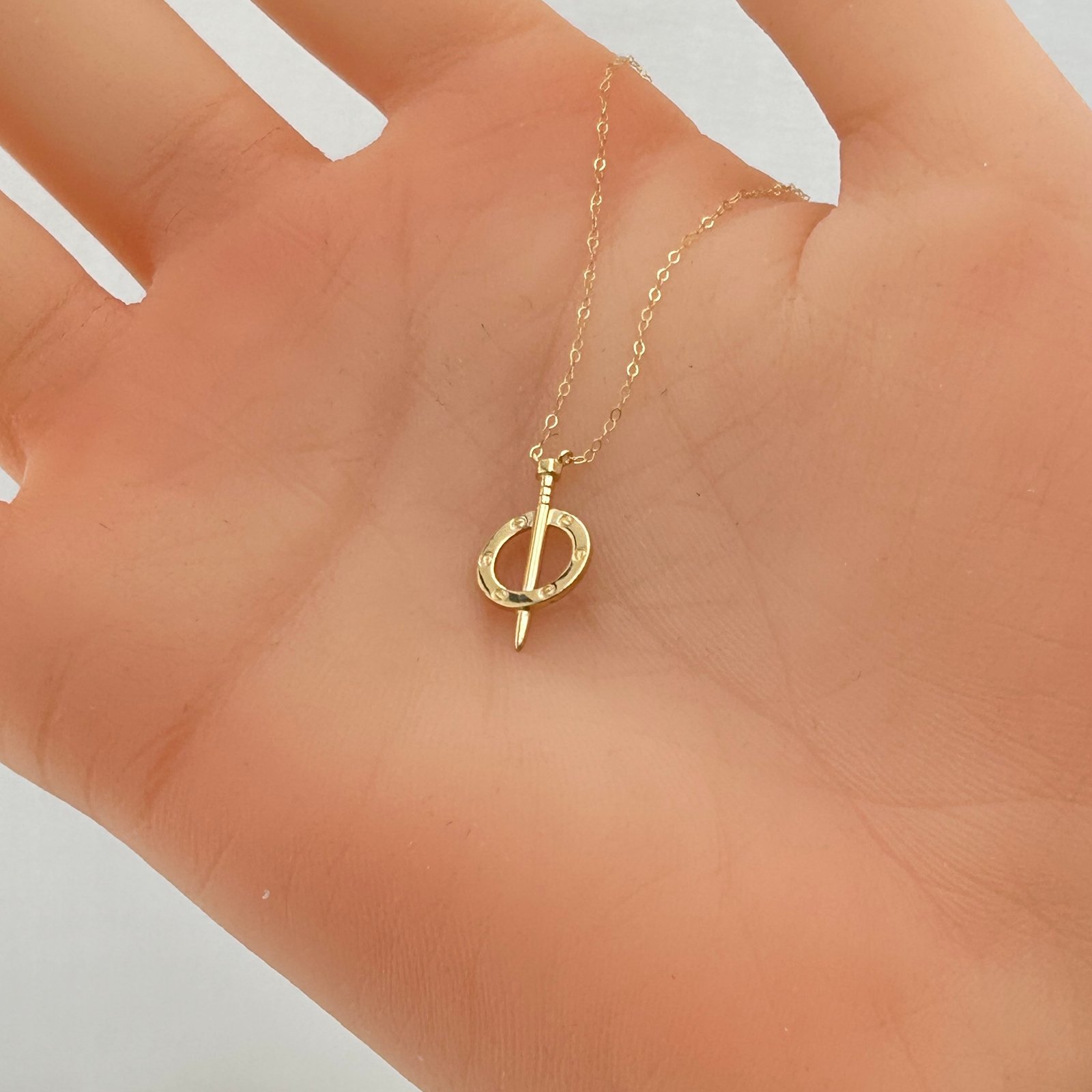 IMG_2302 تعليقة ذهب عيار 18 بدائرة وسهم ذهبي أنيق من جولدانا