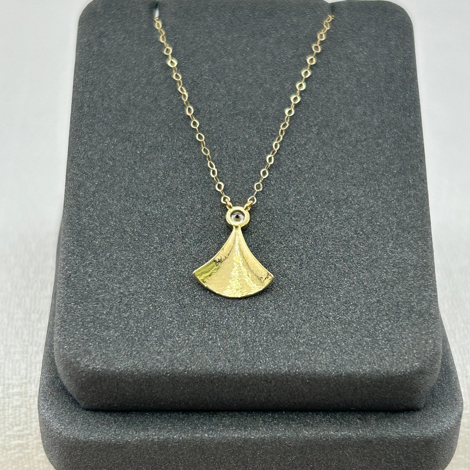 تعليقة ذهب عيار 18 بتصميم مروحة أنثوية لامعة من جولدانا