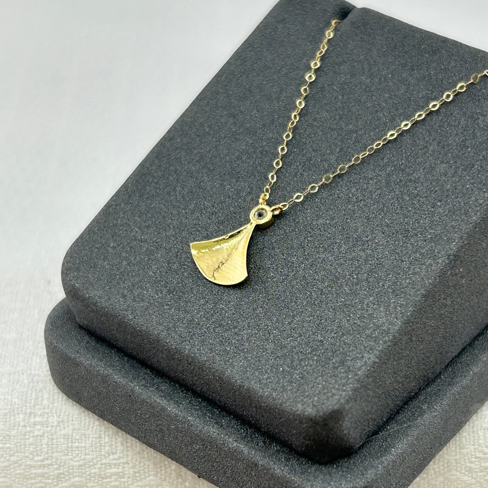 IMG_2305 تعليقة ذهب عيار 18 بتصميم مروحة أنثوية لامعة من جولدانا