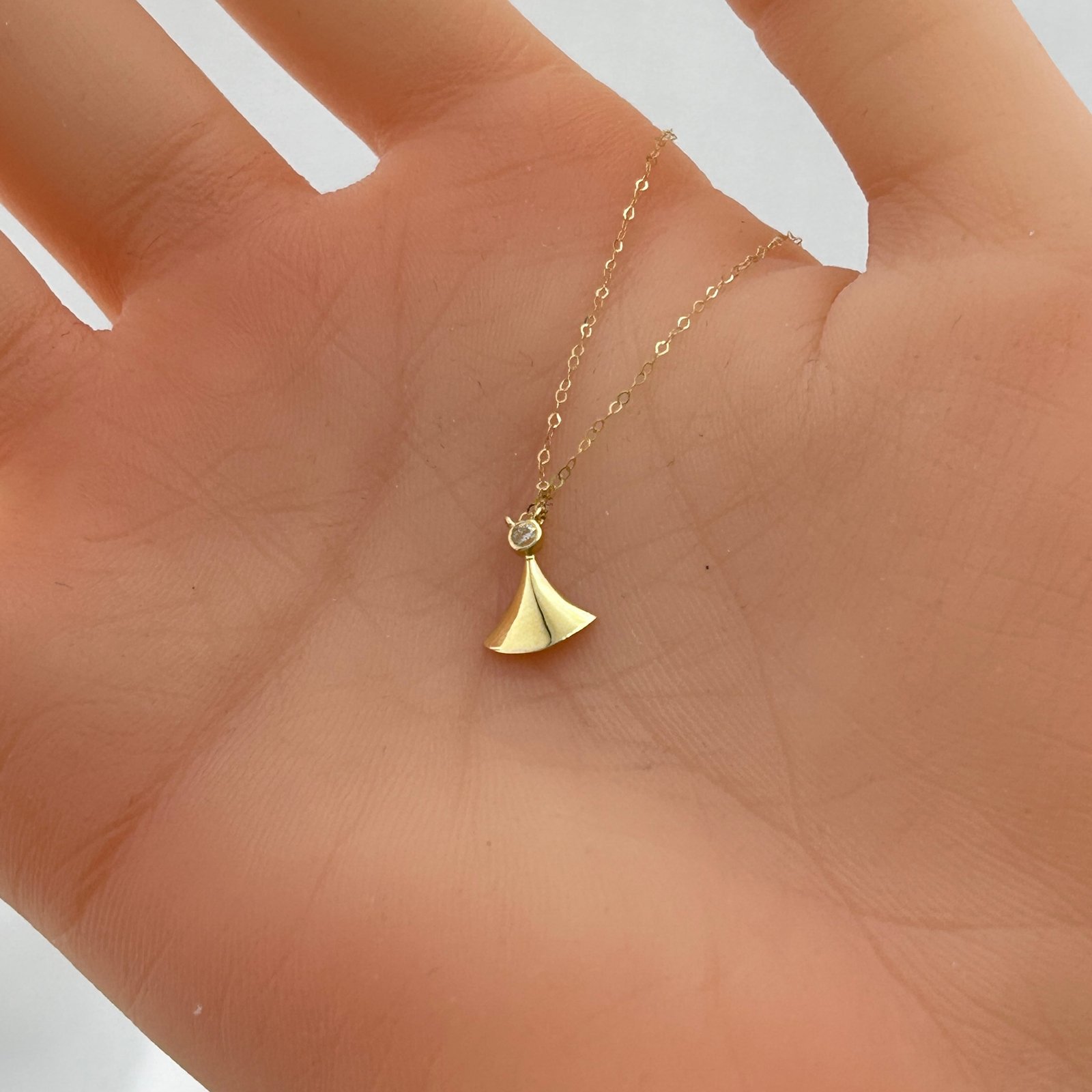 IMG_2306 تعليقة ذهب عيار 18 بتصميم مروحة أنثوية لامعة من جولدانا