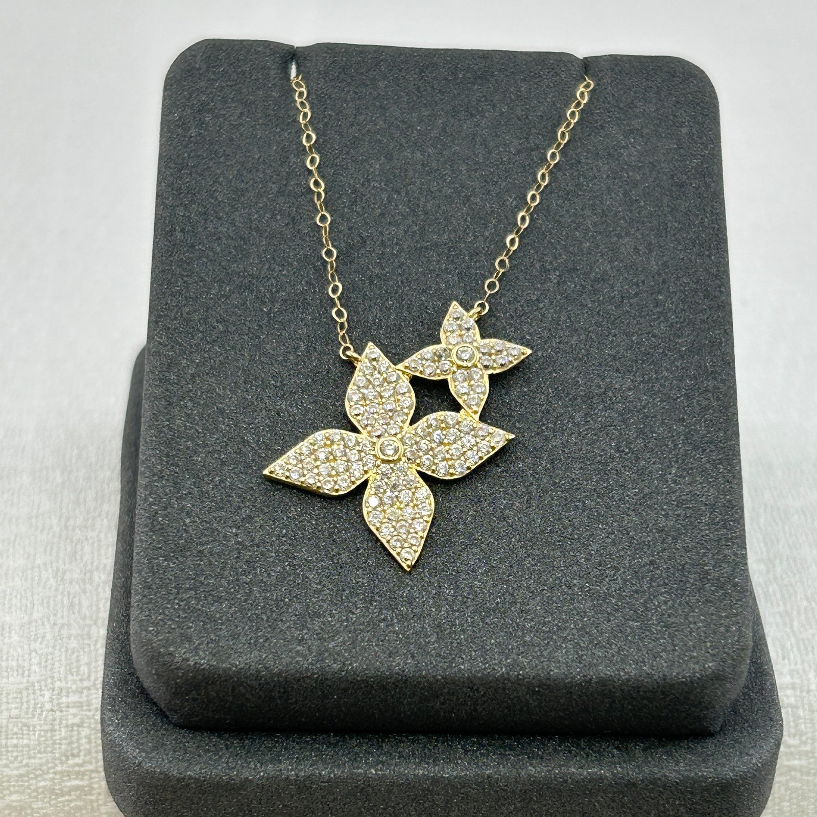 تعليقة ذهب عيار 18 بأزهار زركونية ناعمة ومزدوجة من جولدانا