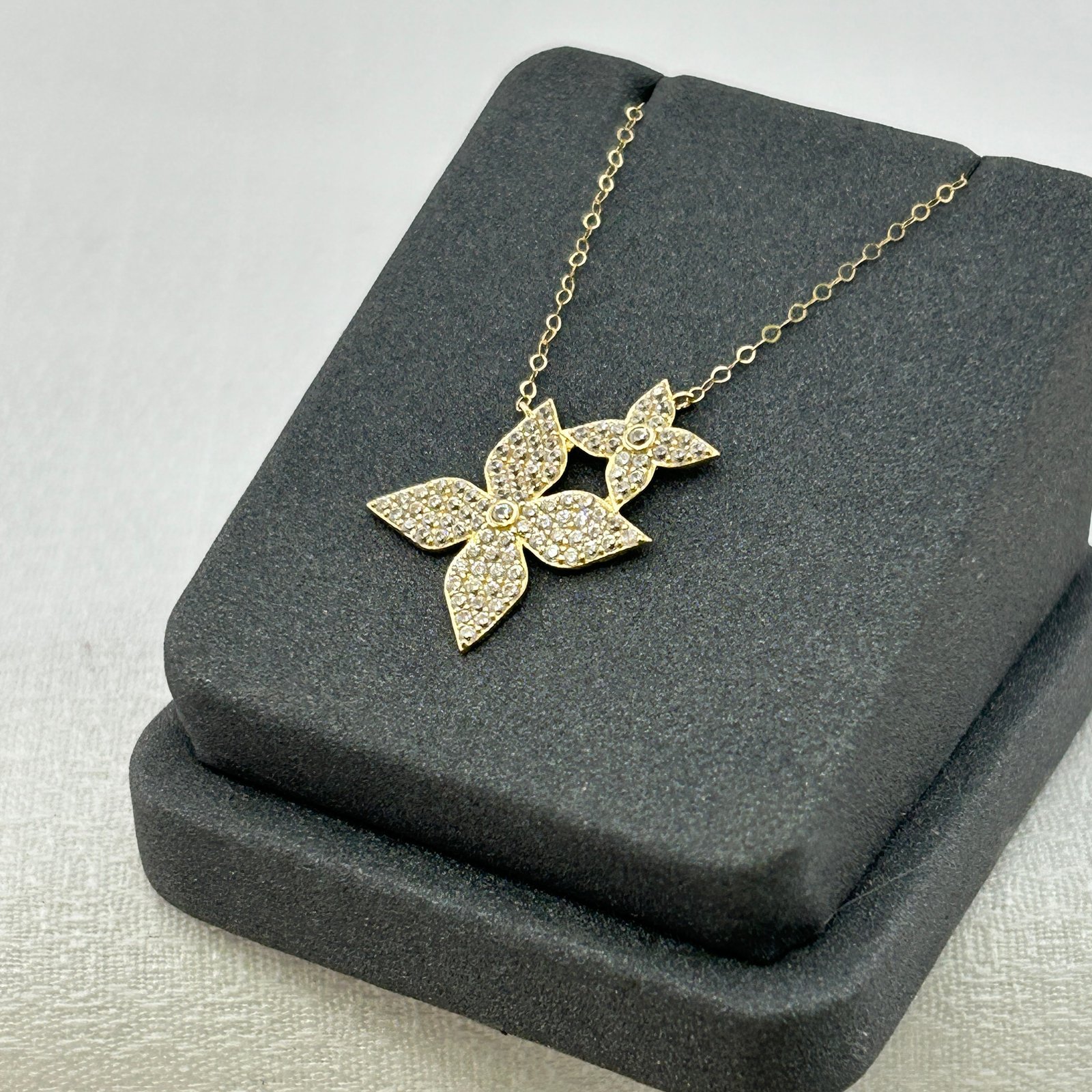 IMG_2309 تعليقة ذهب عيار 18 بأزهار زركونية ناعمة ومزدوجة من جولدانا