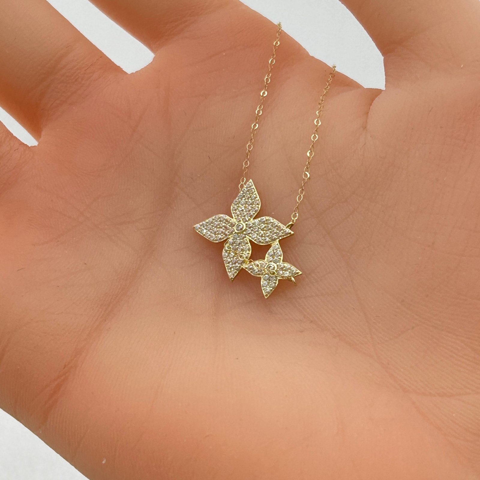 IMG_2310 تعليقة ذهب عيار 18 بأزهار زركونية ناعمة ومزدوجة من جولدانا