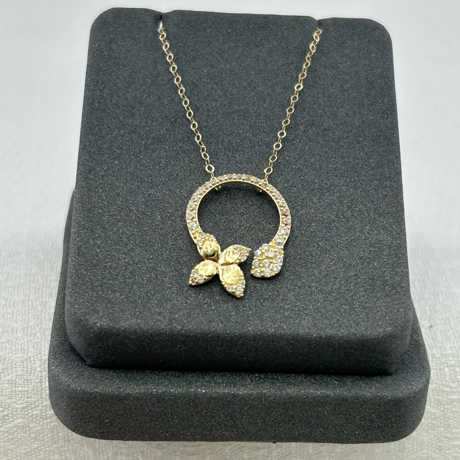 تعليقة ذهب عيار 18 بدائرة مرصعة وزهرة زركون أنثوية من جولدانا