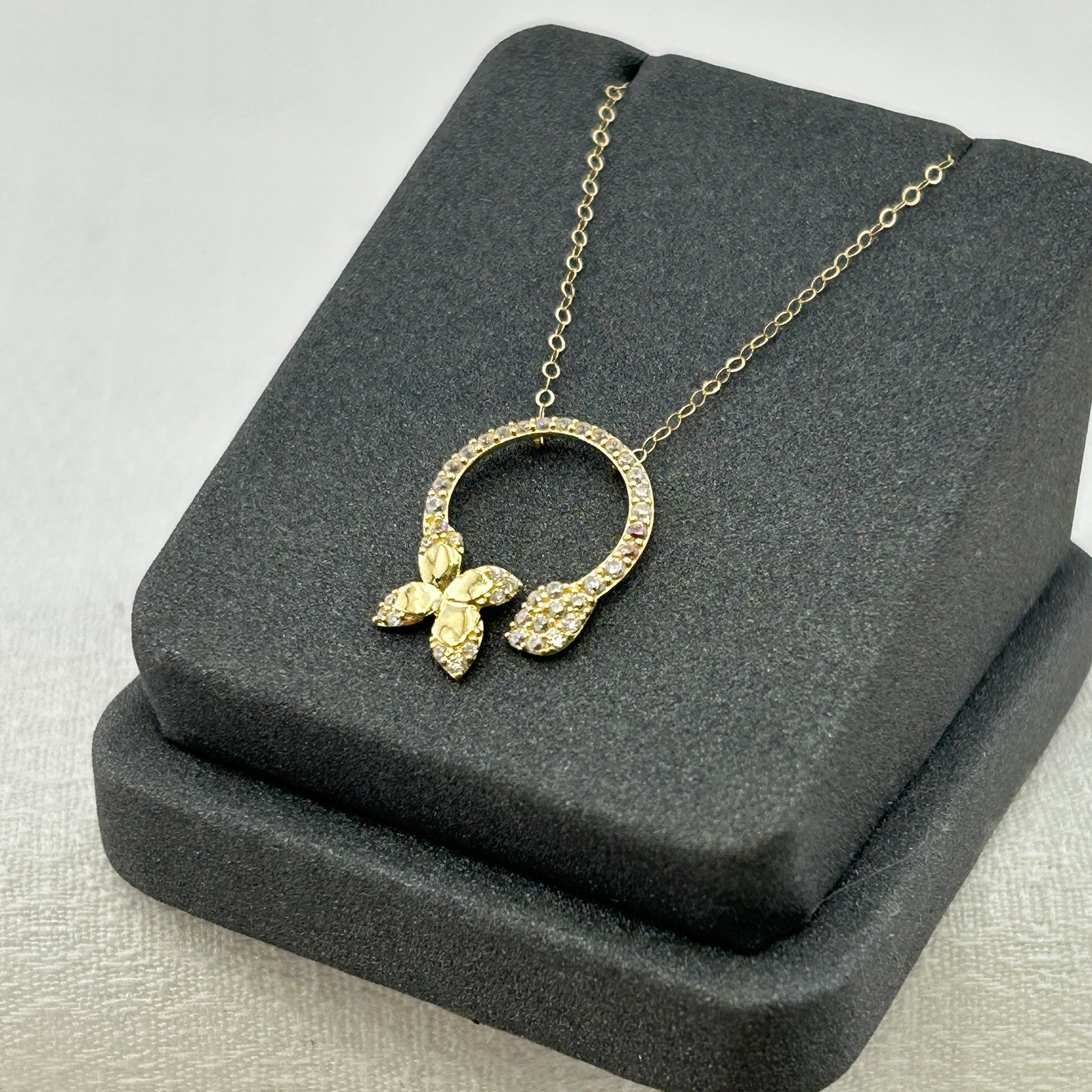 IMG_2313 تعليقة ذهب عيار 18 بدائرة مرصعة وزهرة زركون أنثوية من جولدانا