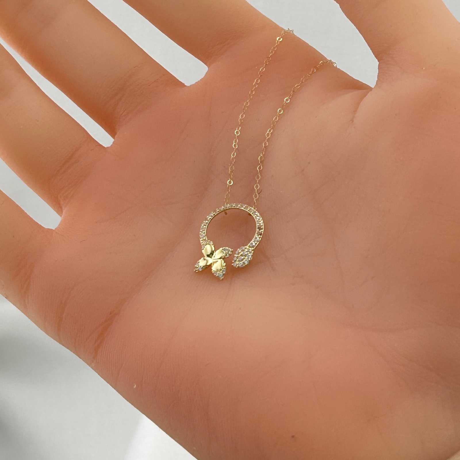 IMG_2314 تعليقة ذهب عيار 18 بدائرة مرصعة وزهرة زركون أنثوية من جولدانا