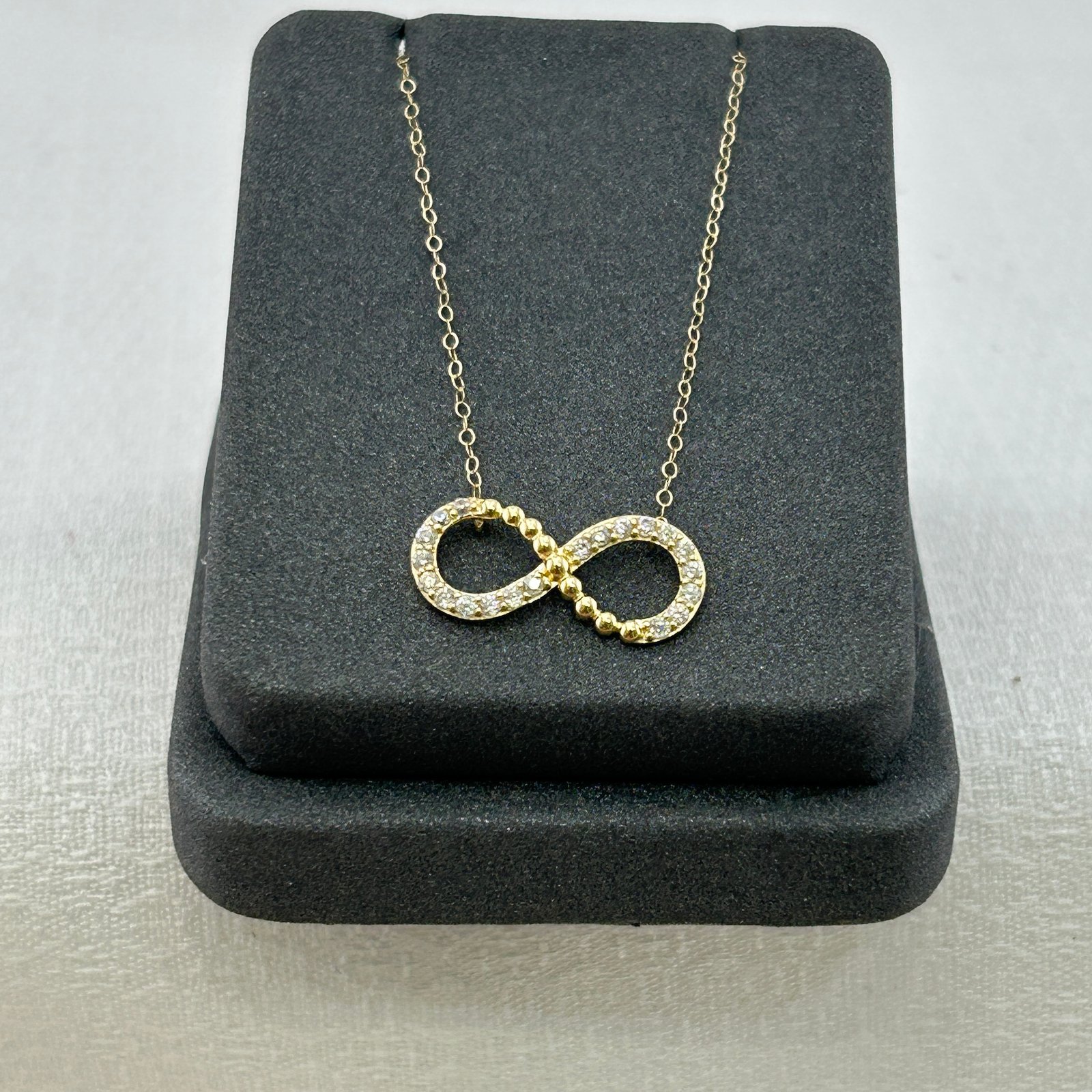 تعليقة ذهب عيار 18 بتصميم رمز اللانهاية بفصوص زركون من جولدانا