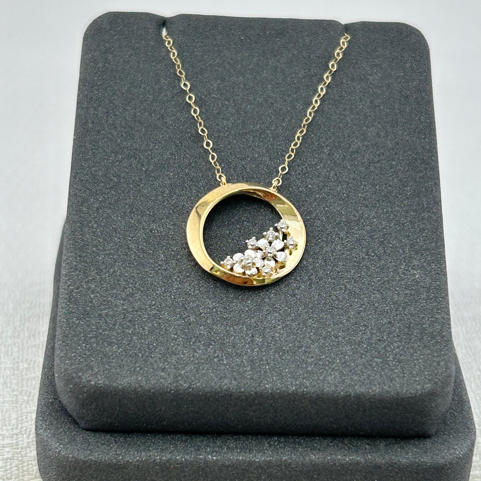 تعليقة ذهب عيار 18 بدائرة مفتوحة بفصوص زركون ناعمة من جولدانا