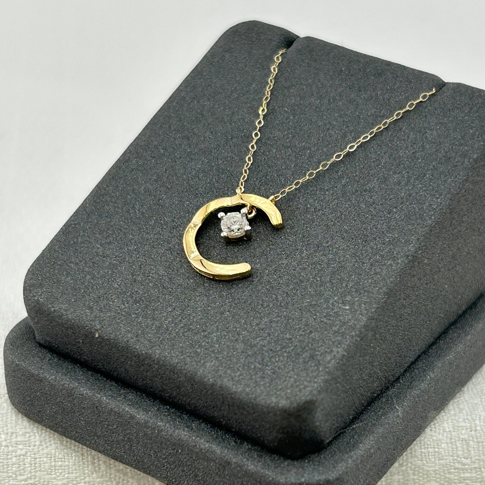 IMG_2325 تعليقة ذهب عيار 18 بتصميم هلال ونجمة مع حجر لامع من جولدانا