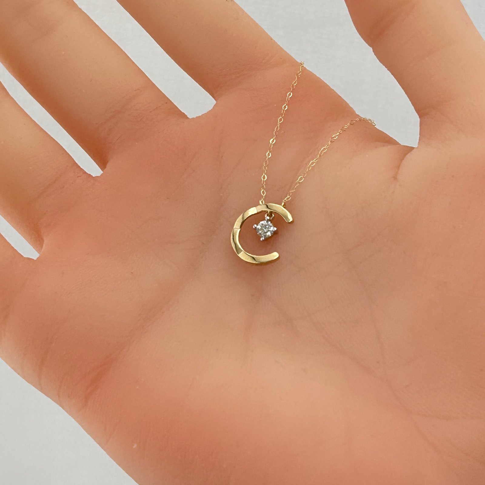 IMG_2326 تعليقة ذهب عيار 18 بتصميم هلال ونجمة مع حجر لامع من جولدانا