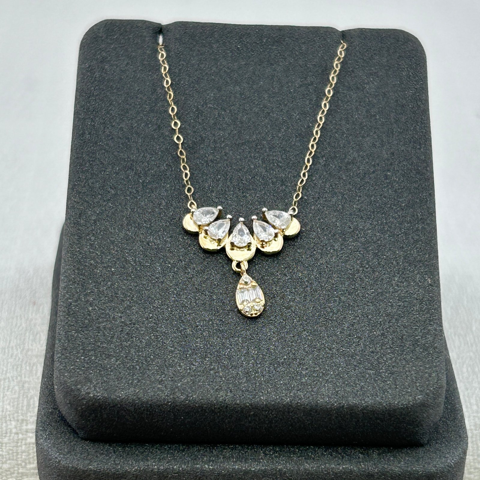 تعليقة ذهب عيار 18 بتصميم قطرة مزدوجة مرصعة أنيقة من جولدانا