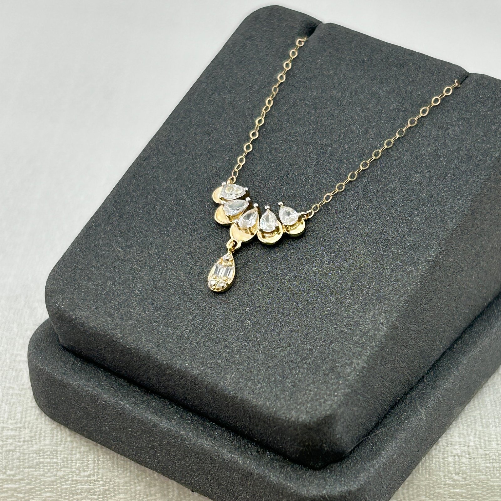 IMG_2329 تعليقة ذهب عيار 18 بتصميم قطرة مزدوجة مرصعة أنيقة من جولدانا