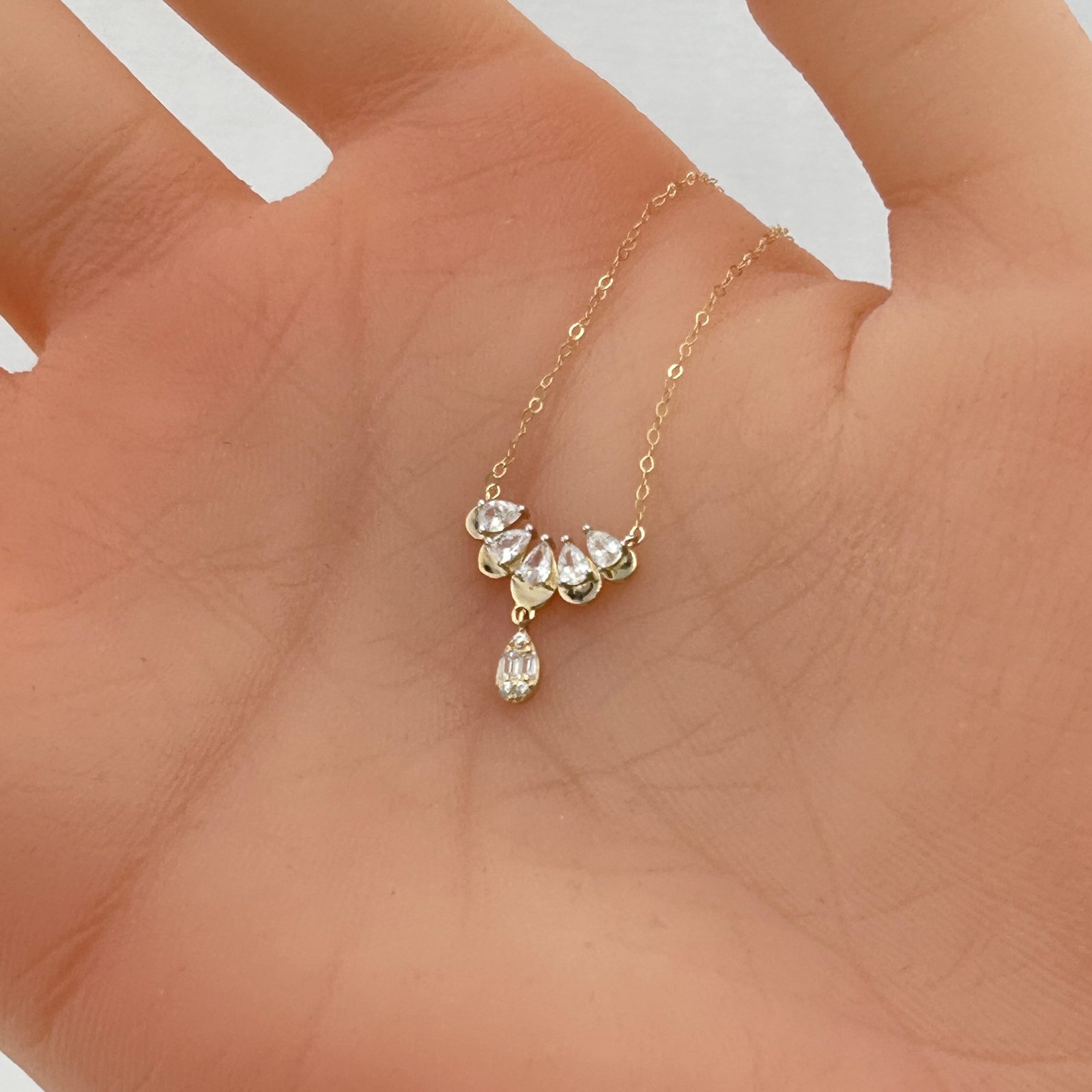 IMG_2330 تعليقة ذهب عيار 18 بتصميم قطرة مزدوجة مرصعة أنيقة من جولدانا