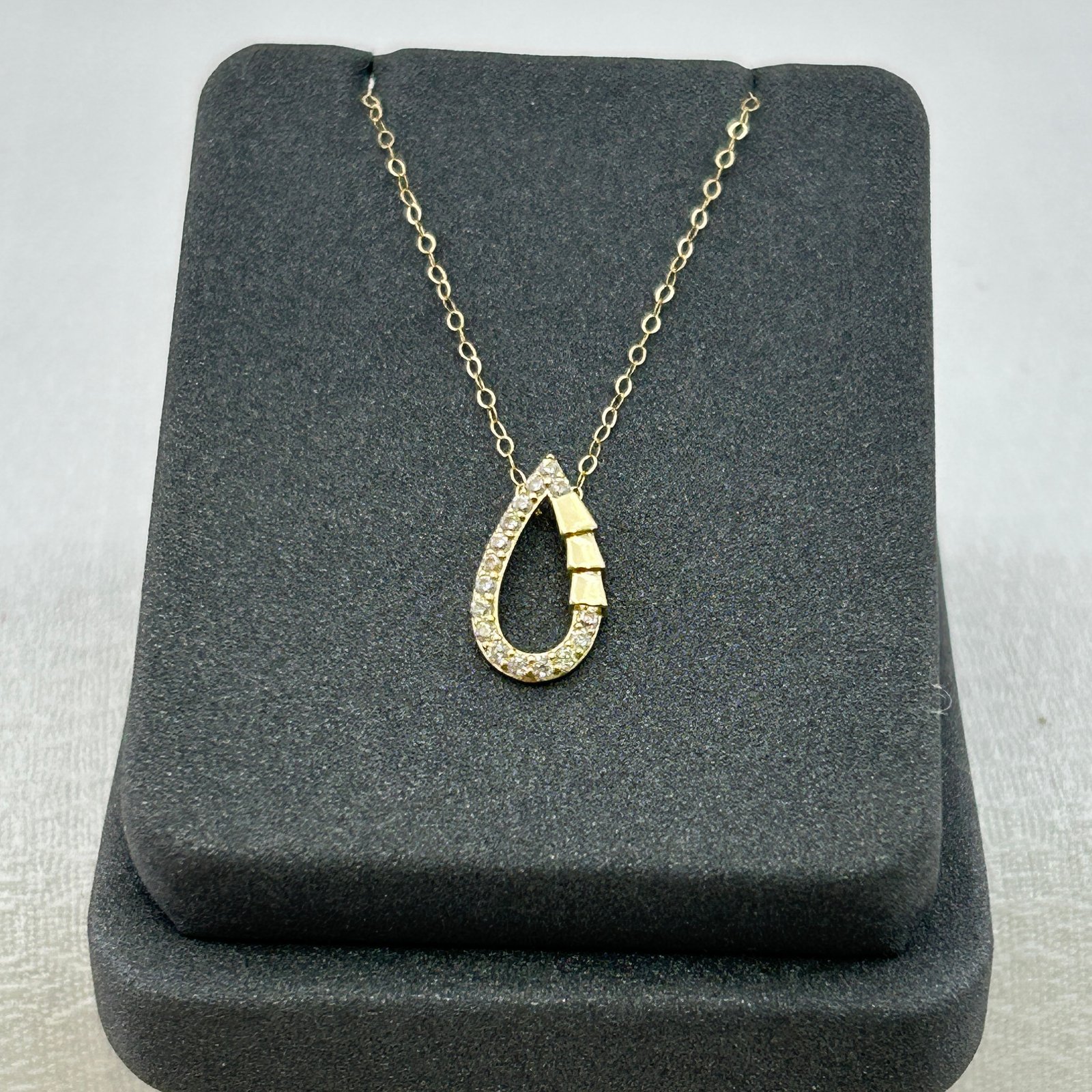 تعليقة ذهب عيار 18 قطرة زركون بخطوط ذهبية أنيقة من جولدانا