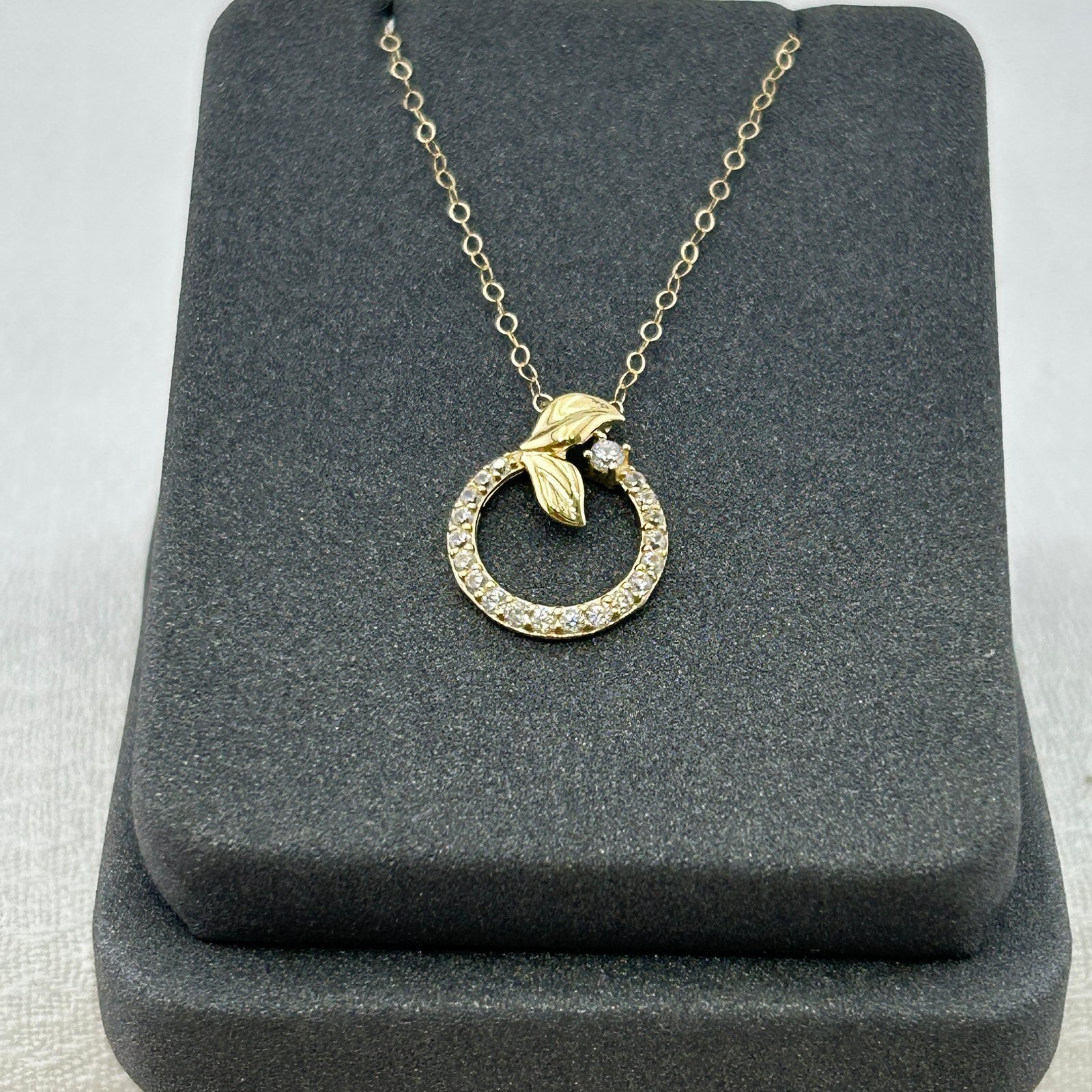 تعليقة ذهب عيار 18 بحلقة وأوراق زركون أنثوية من جولدانا