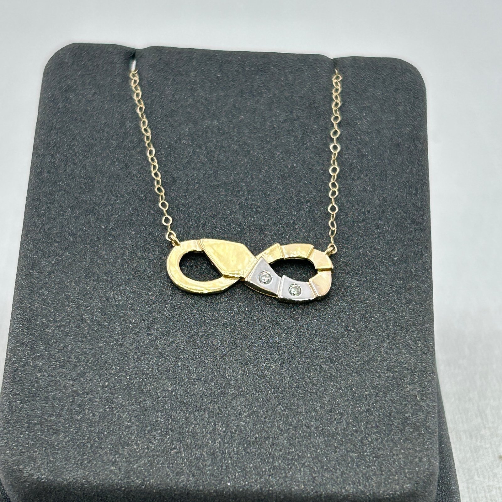 تعليقة ذهب عيار 18 بتصميم لانهائي هندسي مع فصوص من جولدانا