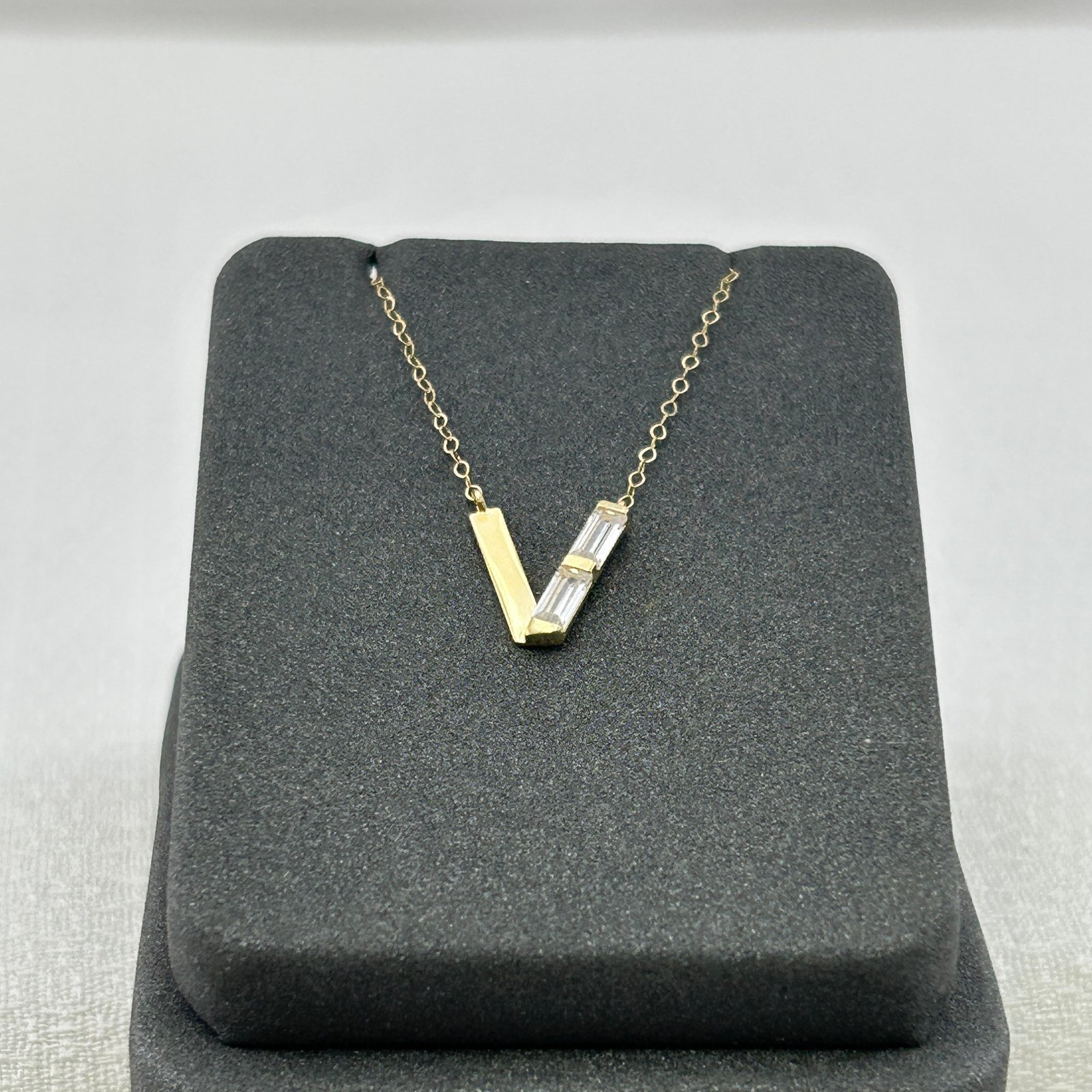 تعليقة ذهب عيار 18 بتصميم حرف V ولمعة زركون من جولدانا