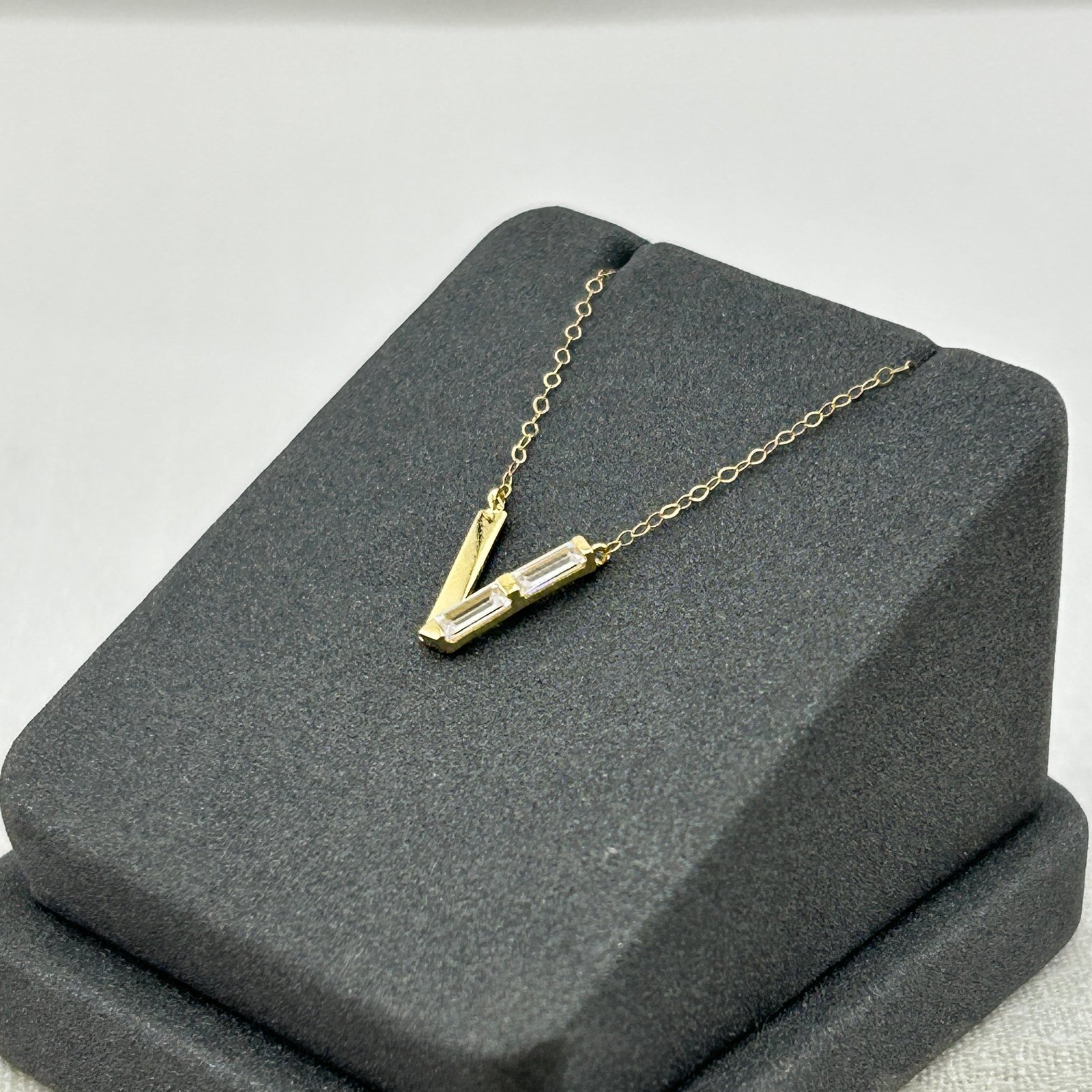 IMG_2346 تعليقة ذهب عيار 18 بتصميم حرف V ولمعة زركون من جولدانا