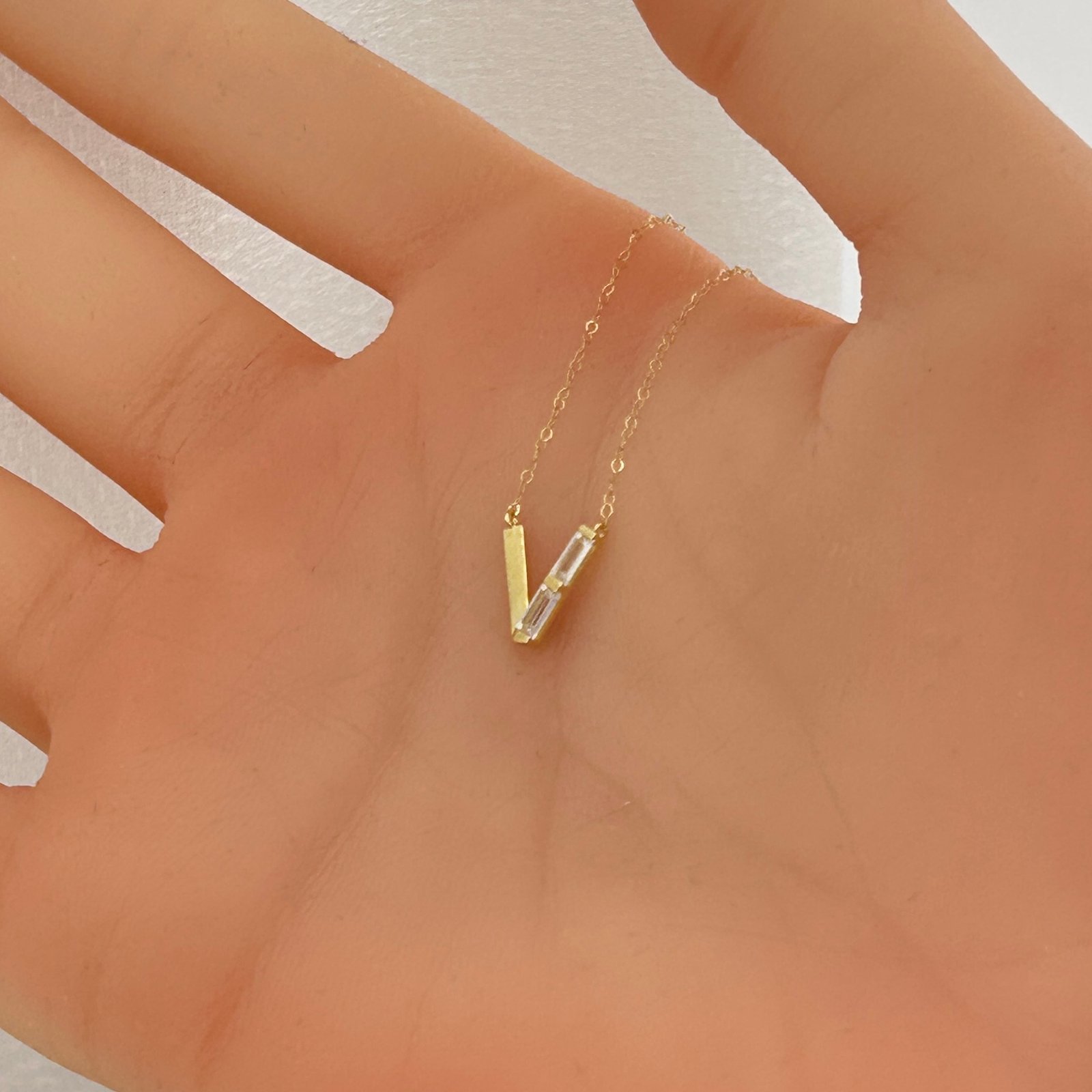 IMG_2347 تعليقة ذهب عيار 18 بتصميم حرف V ولمعة زركون من جولدانا