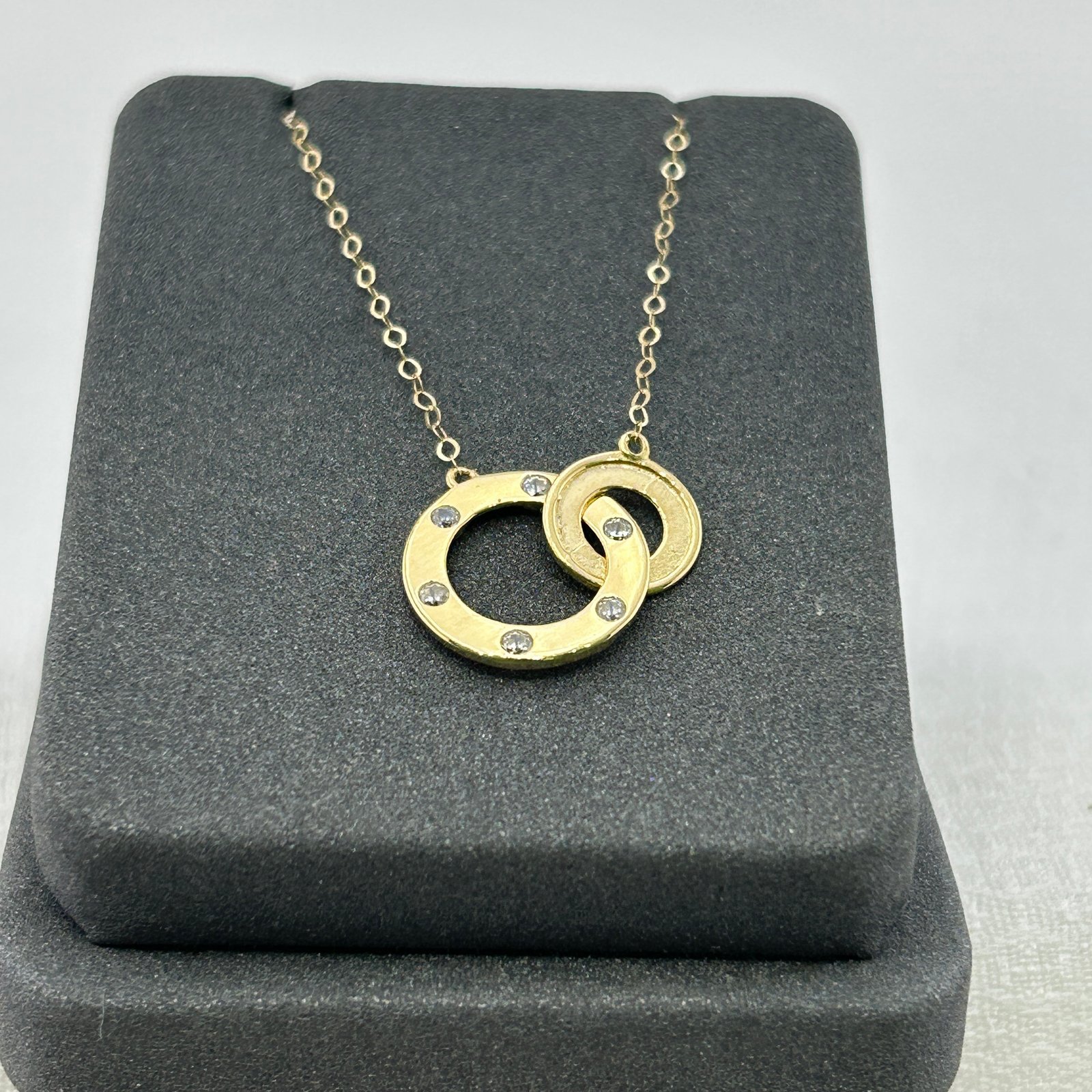 تعليقة ذهب عيار 18 بدائرتين متداخلتين بلمعة ناعمة من جولدانا