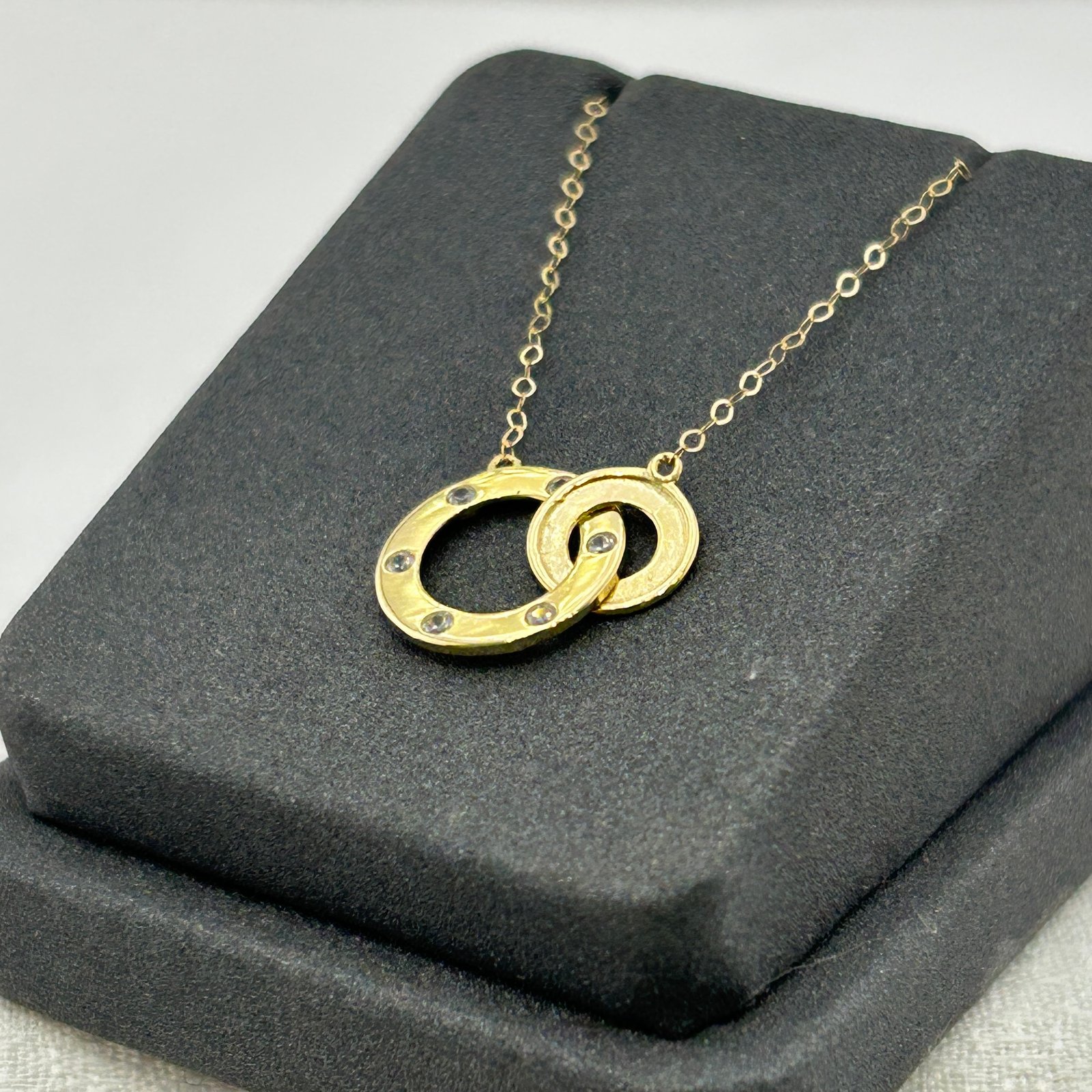 IMG_2350 تعليقة ذهب عيار 18 بدائرتين متداخلتين بلمعة ناعمة من جولدانا