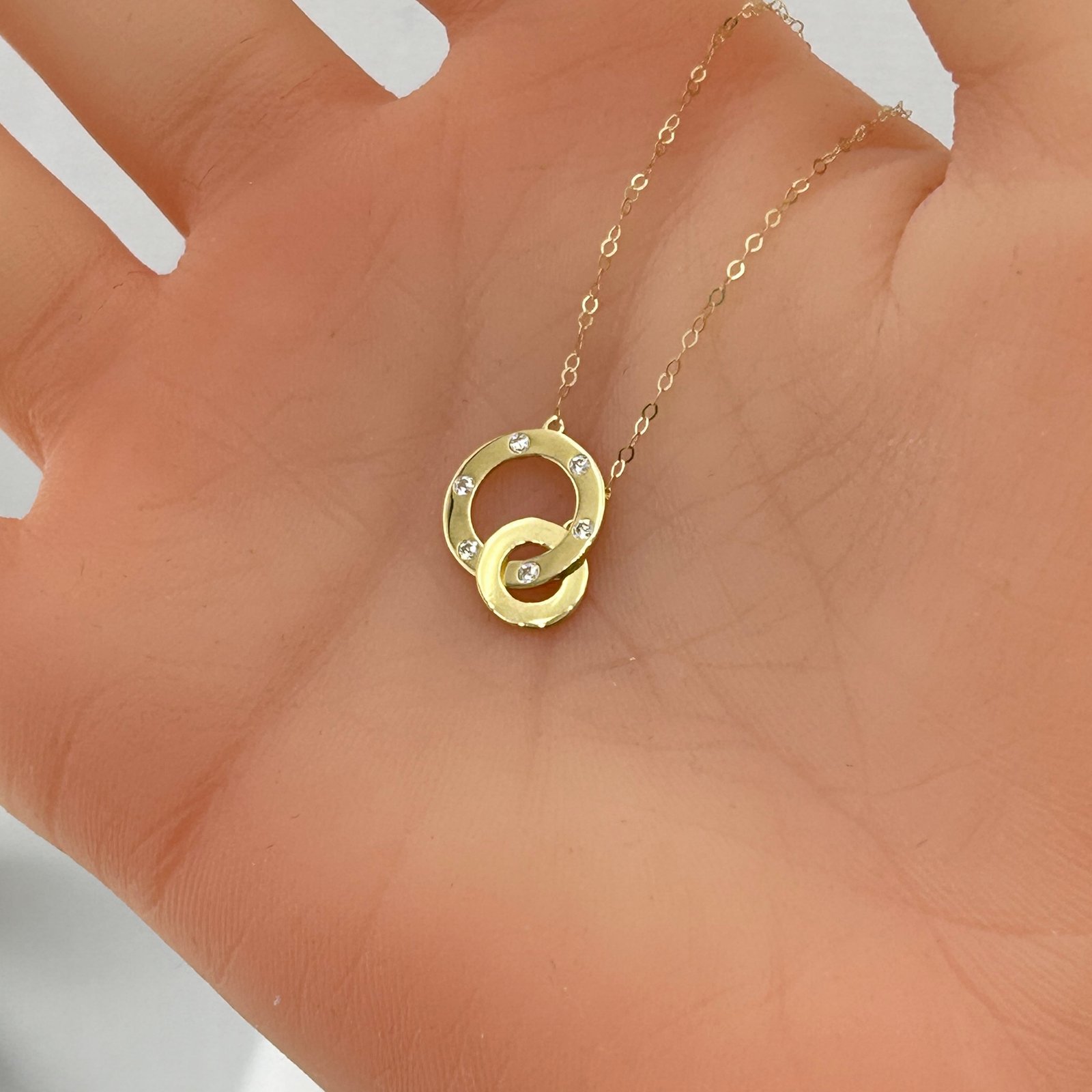 IMG_2351 تعليقة ذهب عيار 18 بدائرتين متداخلتين بلمعة ناعمة من جولدانا