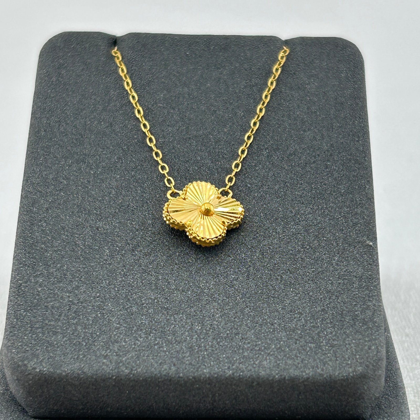 تعليقة ذهب عيار 18 بتصميم وردة محفورة كلاسيكية من جولدانا