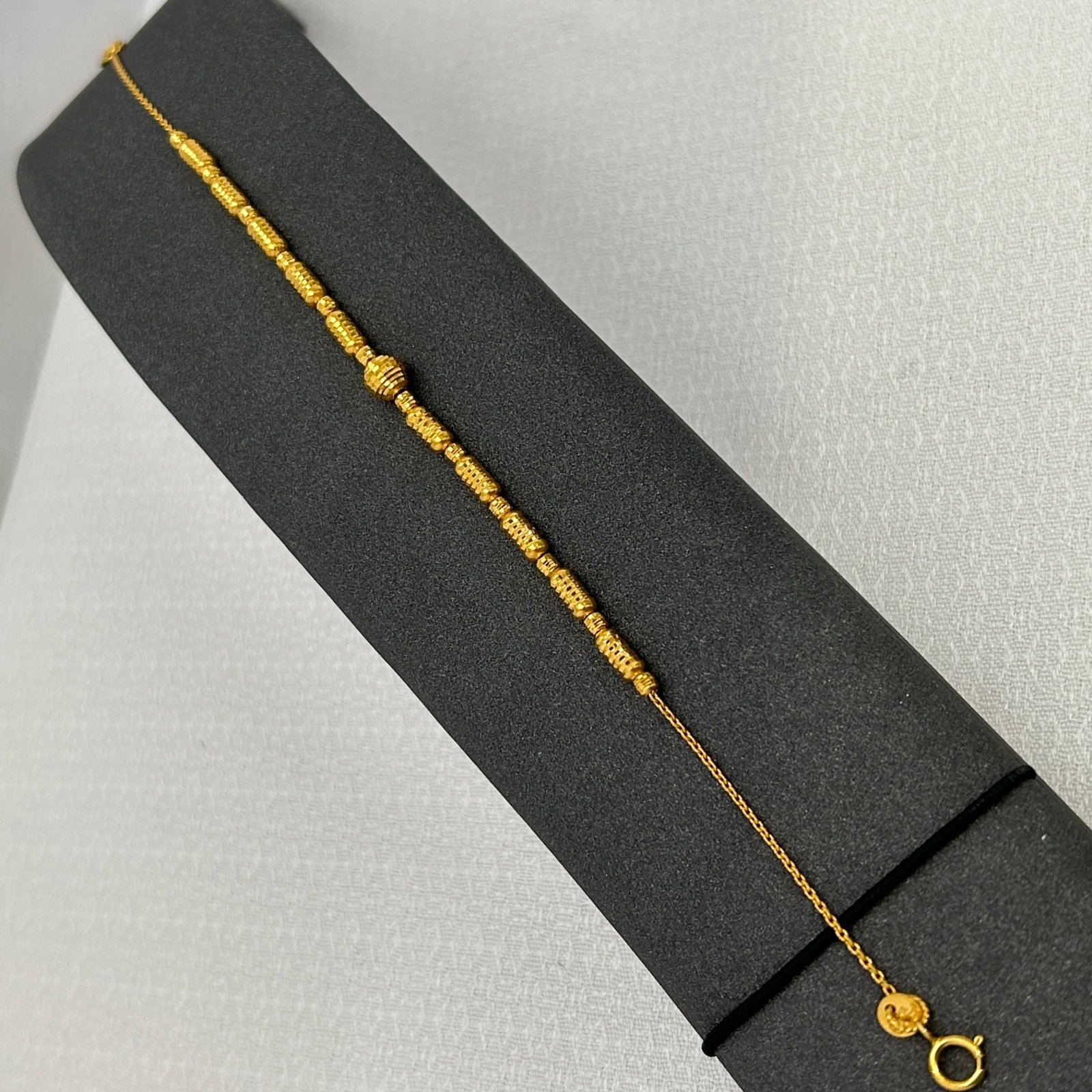 IMG_2447_1 سوار ذهب عيار 18 بكُرات ذهبية ناعمة كلاسيكية من جولدانا