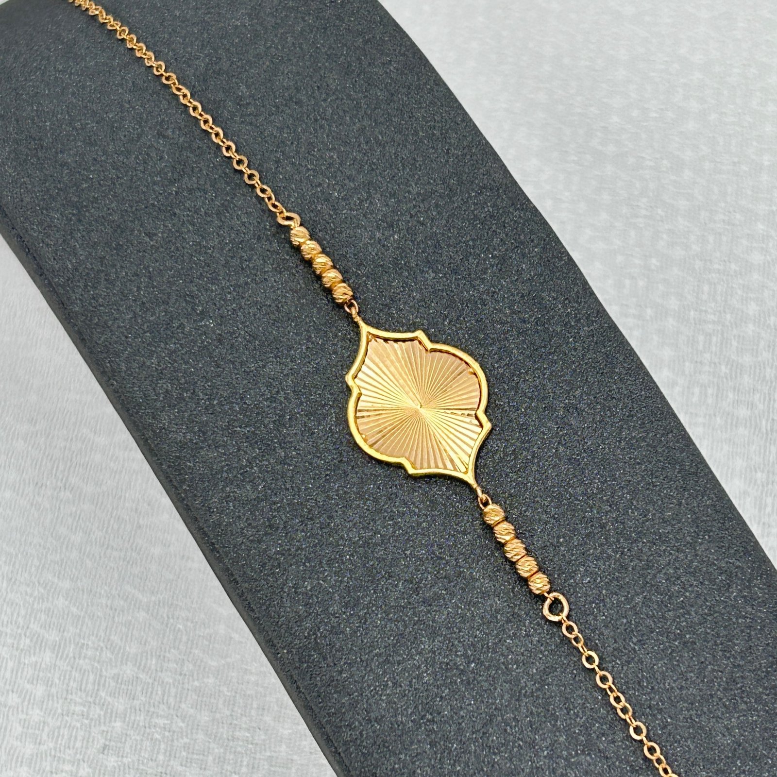 سوار ذهب عيار 18 بتصميم ورقة منحوتة عصرية من جولدانا