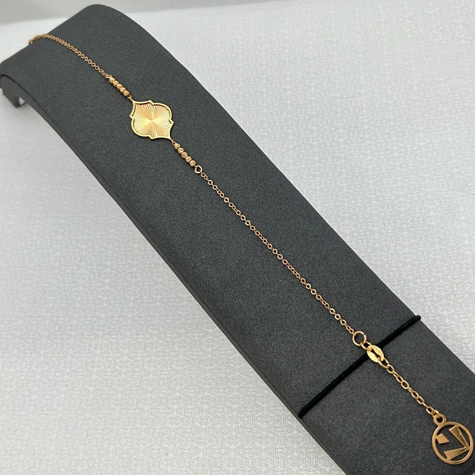 IMG_2463 سوار ذهب عيار 18 بتصميم ورقة منحوتة عصرية من جولدانا