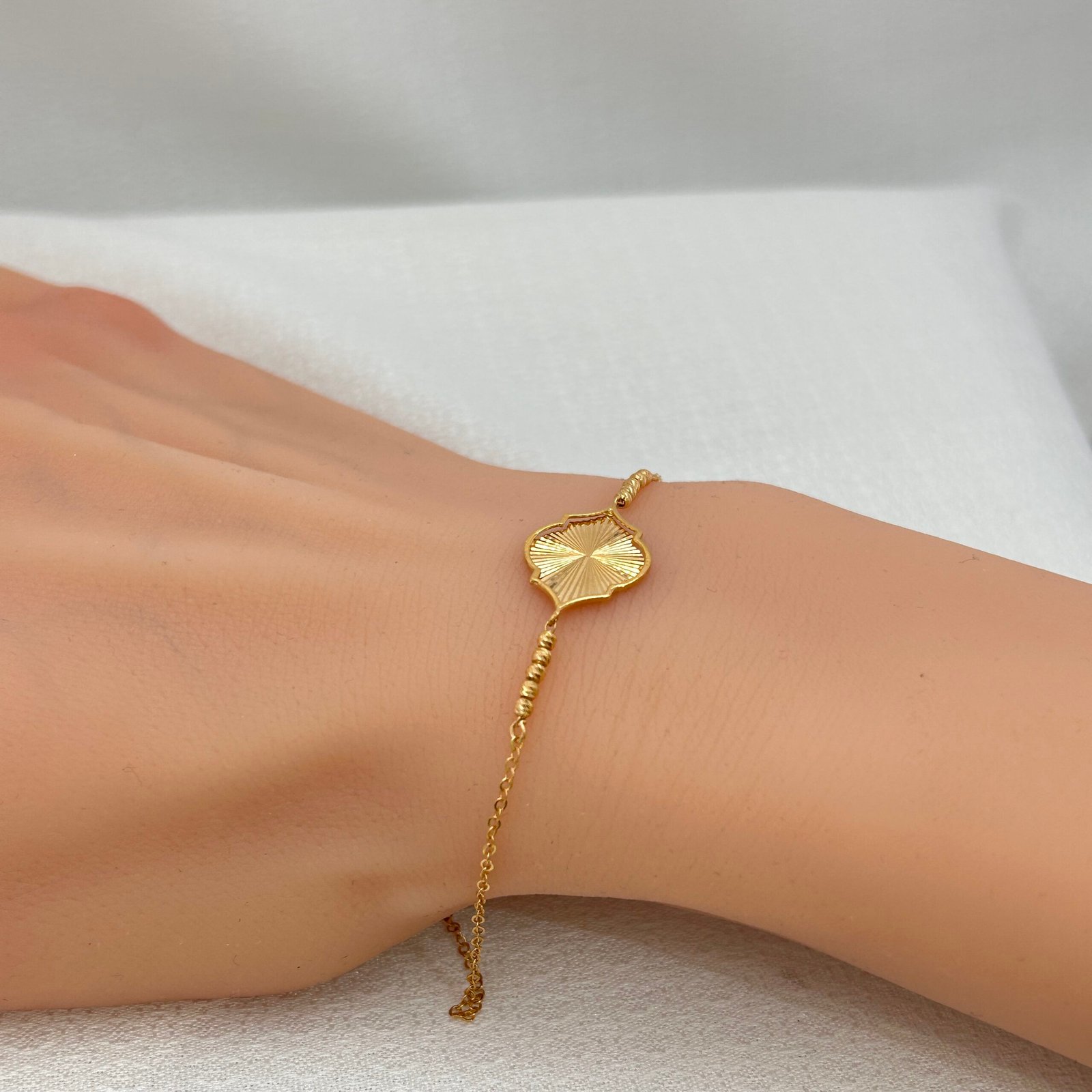 IMG_2464 سوار ذهب عيار 18 بتصميم ورقة منحوتة عصرية من جولدانا