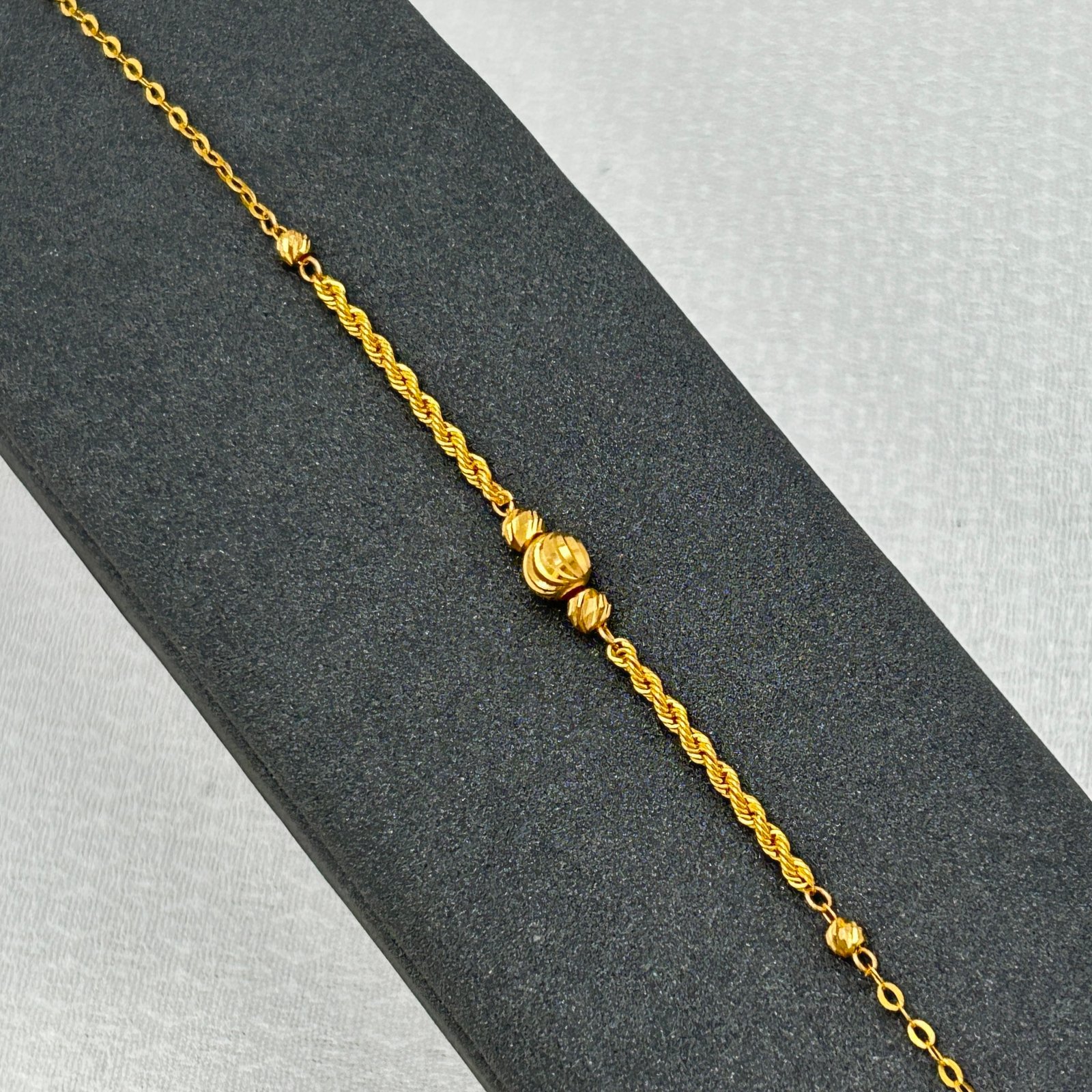 سوار ذهب عيار 18 بحبات ذهبية ملتفة أنيقة تصميم عصري من جولدانا