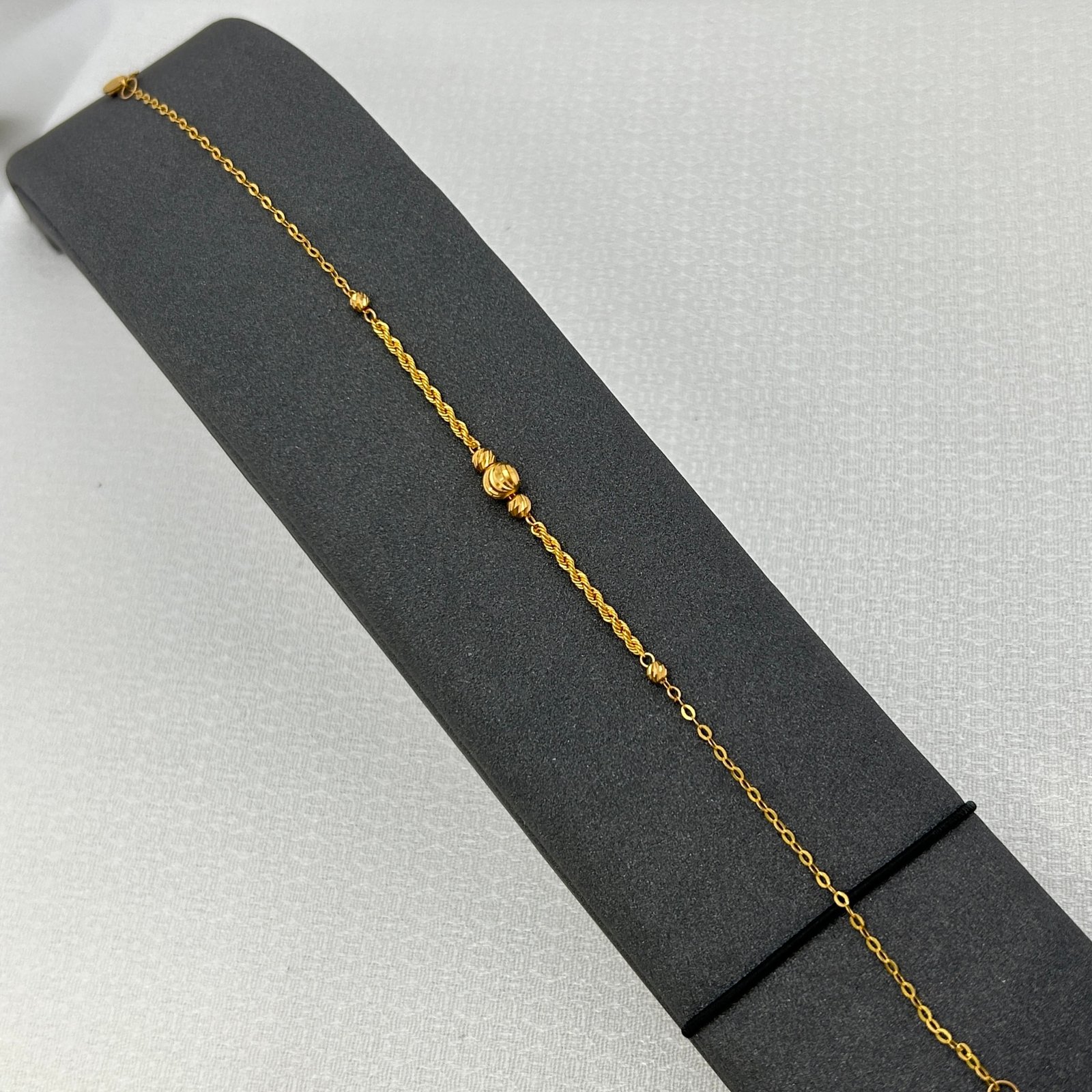 IMG_2467 سوار ذهب عيار 18 بحبات ذهبية ملتفة أنيقة تصميم عصري من جولدانا