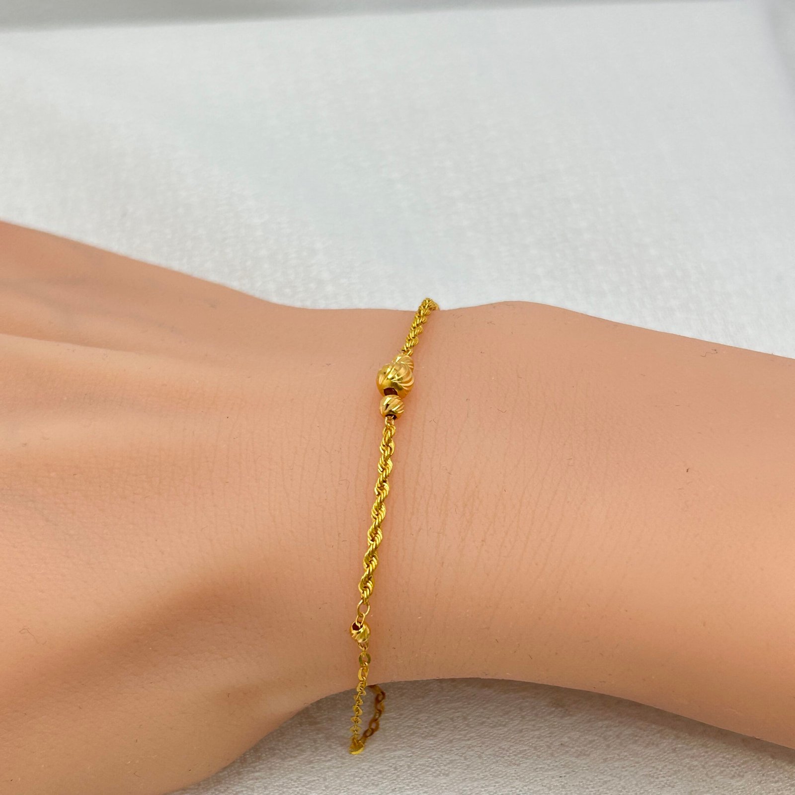 IMG_2468 سوار ذهب عيار 18 بحبات ذهبية ملتفة أنيقة تصميم عصري من جولدانا