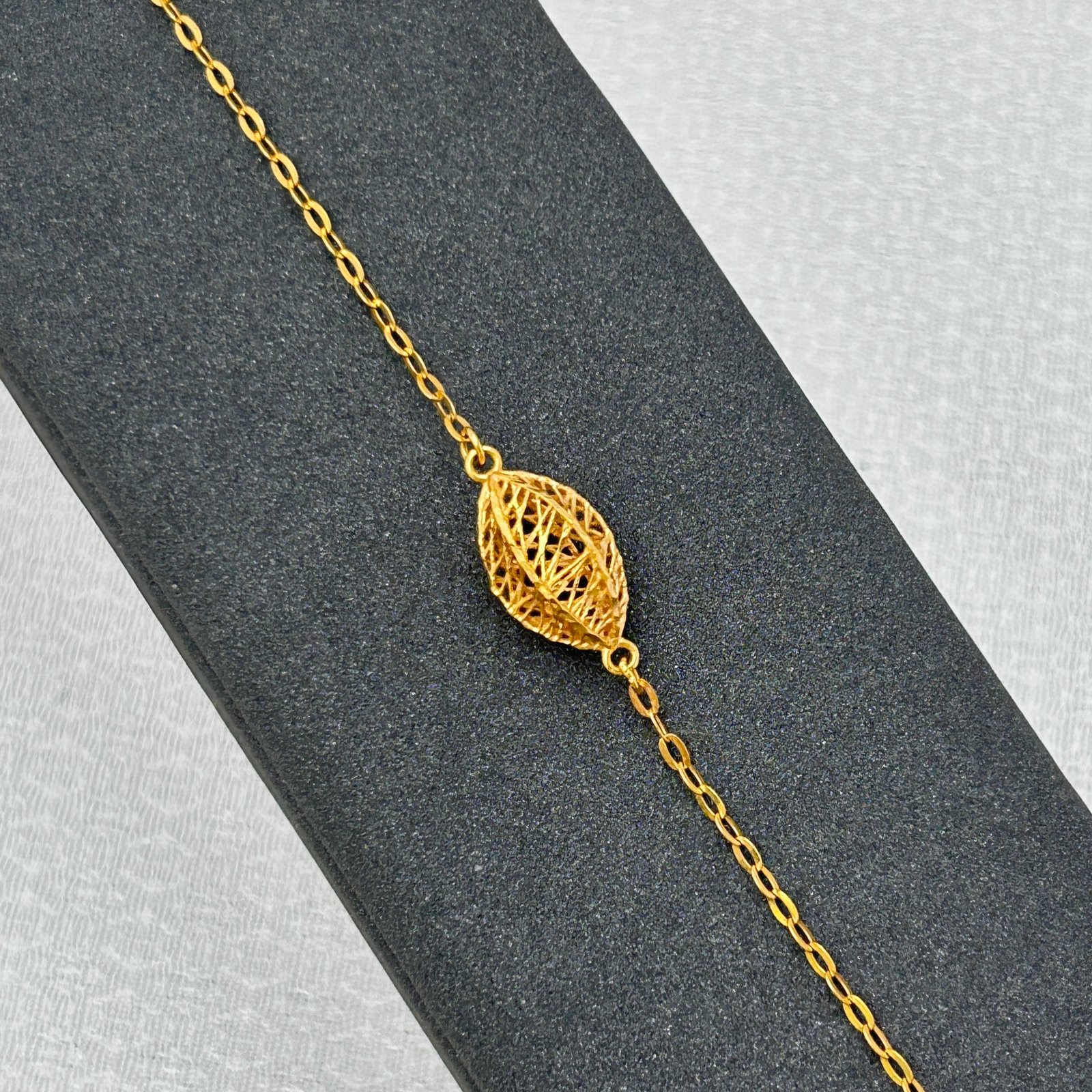 سوار ذهب عيار 18 بتصميم بيضاوي شبكي أنيق من جولدانا