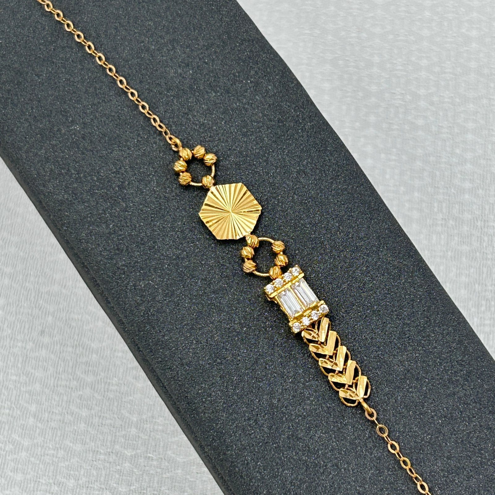 سوار ذهب عيار 18 بزركون وتصميم هندسي فخم من جولدانا