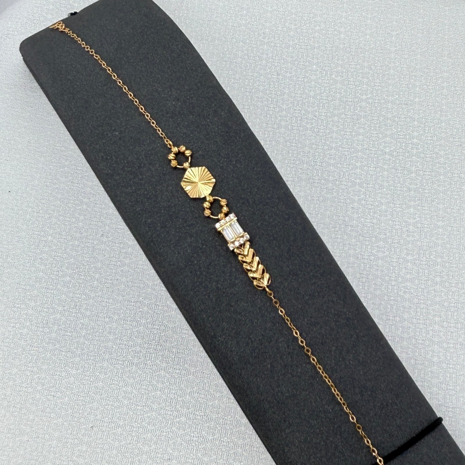 IMG_2486 سوار ذهب عيار 18 بزركون وتصميم هندسي فخم من جولدانا