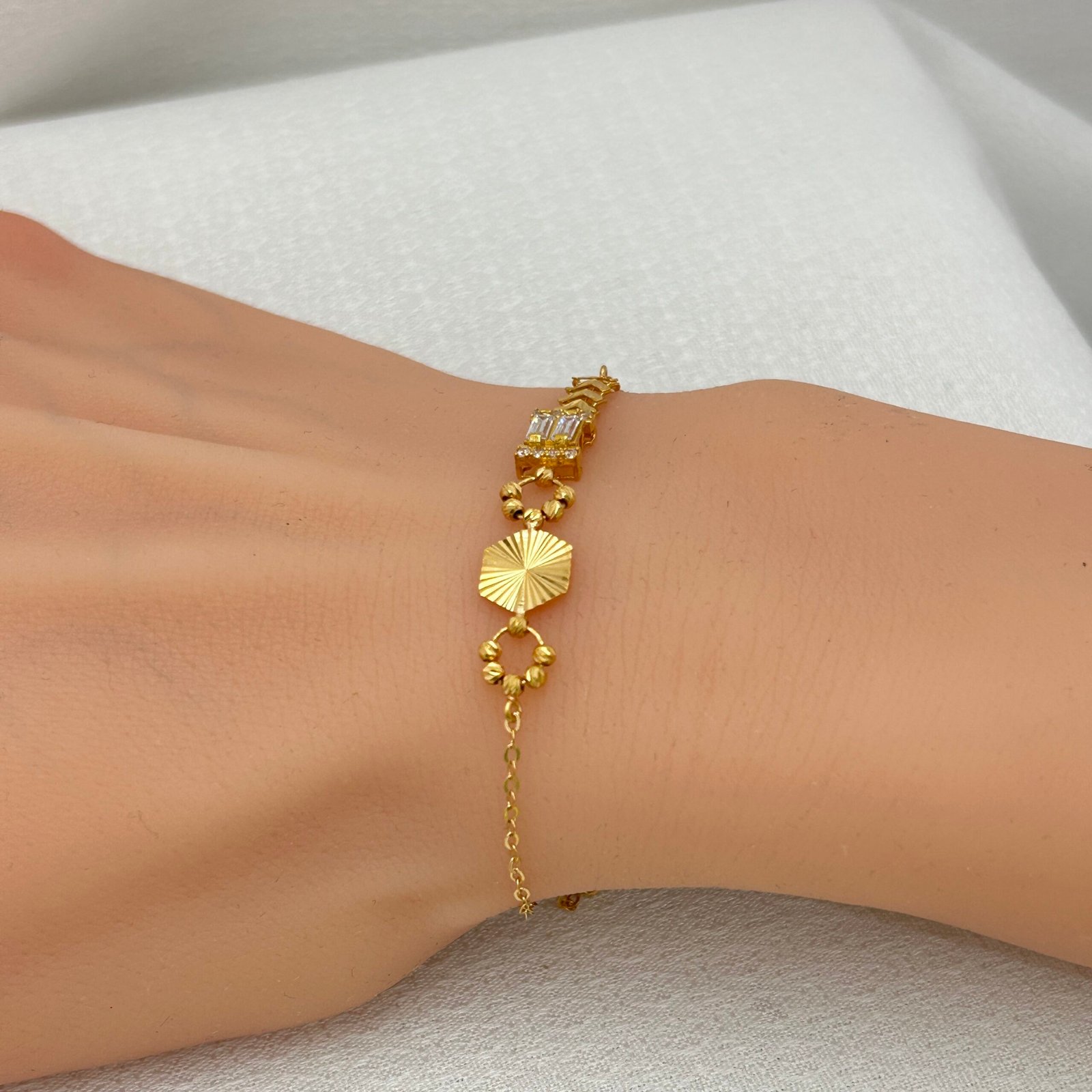 IMG_2487 سوار ذهب عيار 18 بزركون وتصميم هندسي فخم من جولدانا