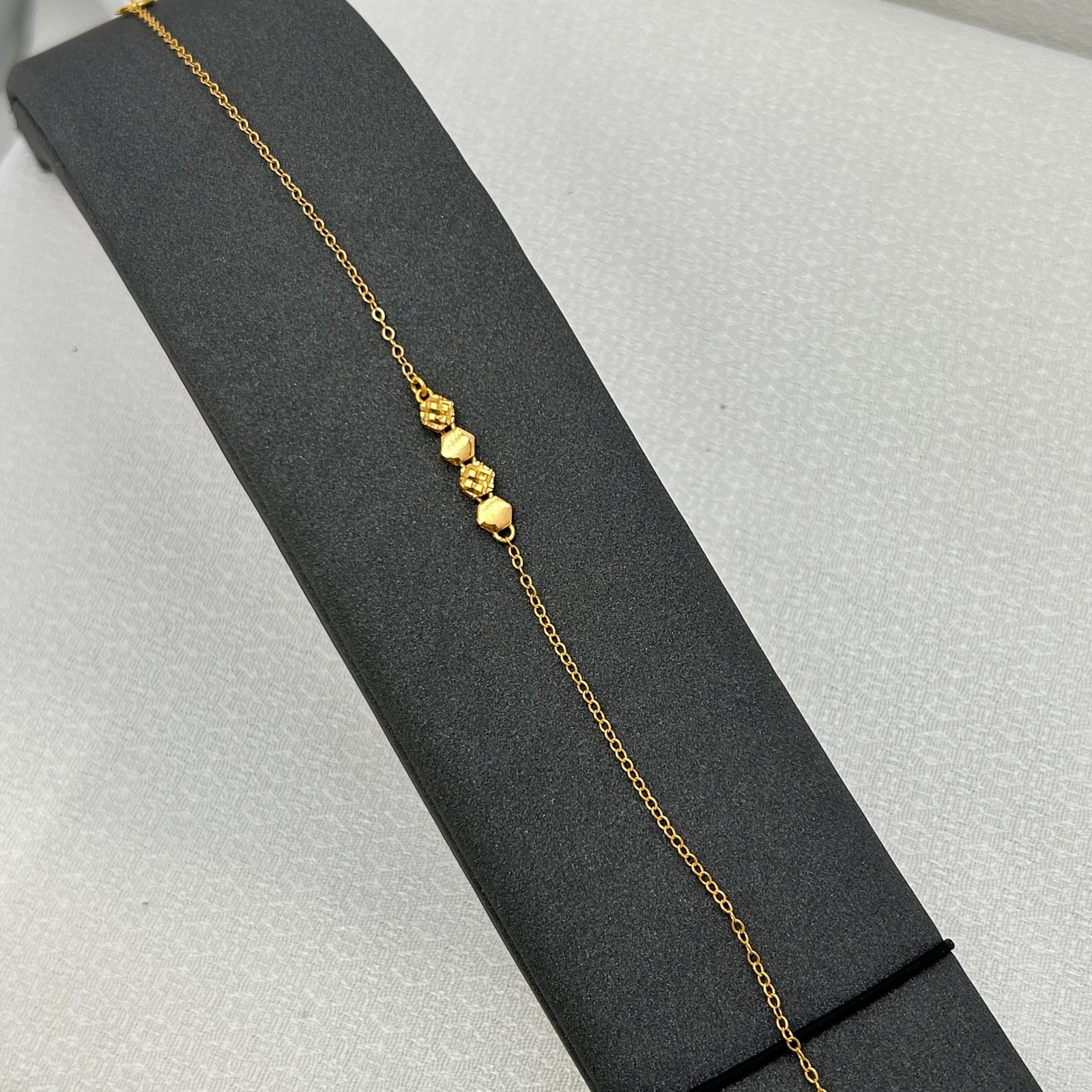 IMG_2490 سوار ذهب عيار 18 بتصميم سداسي منقوش عصري من جولدانا